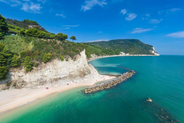 La spiaggia Urbani della Riviera del Conero.
