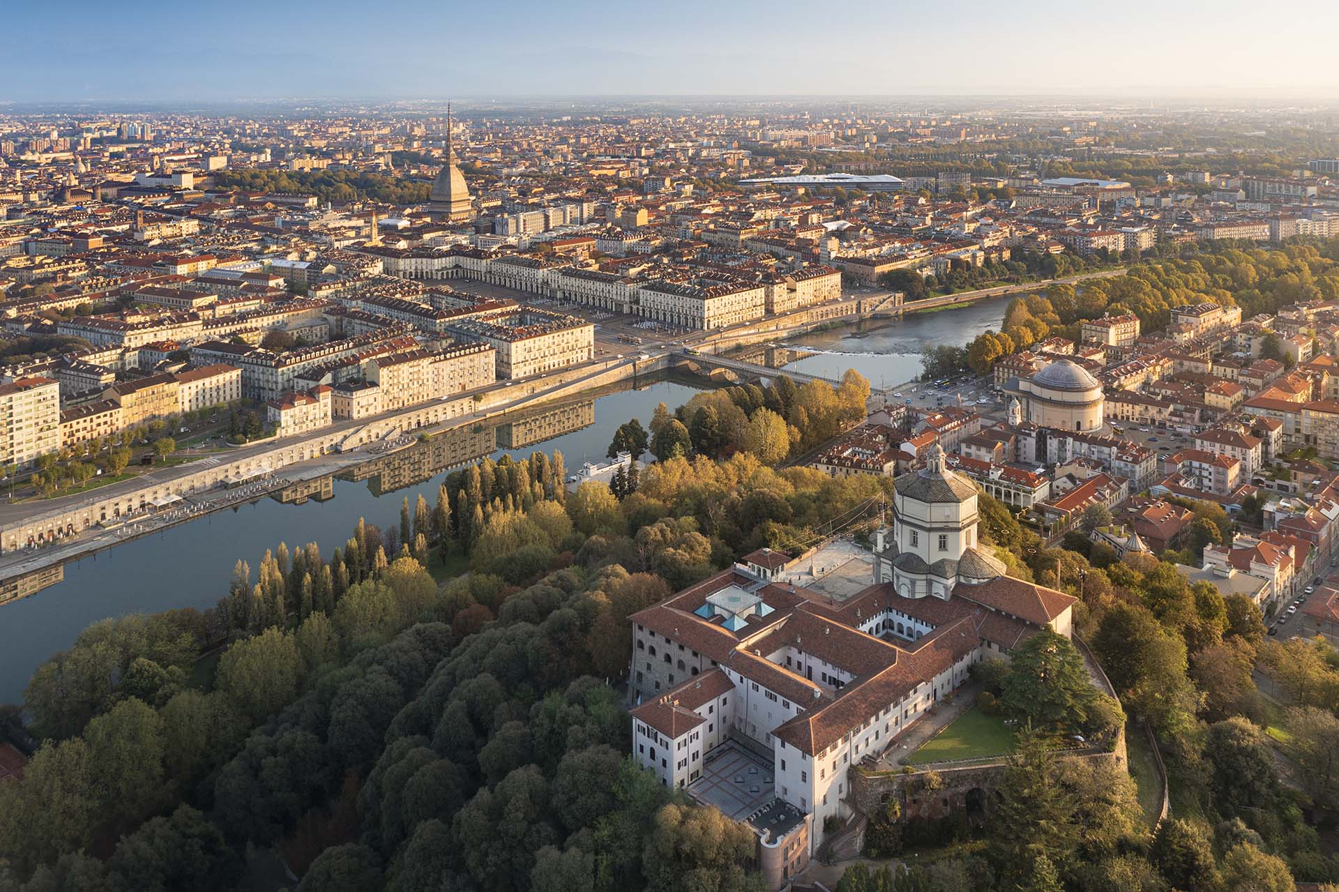 la chiesa di Santa Maria al Monte dei Cappuccini, il fiume Po e sullo sfondo la città di Torino.