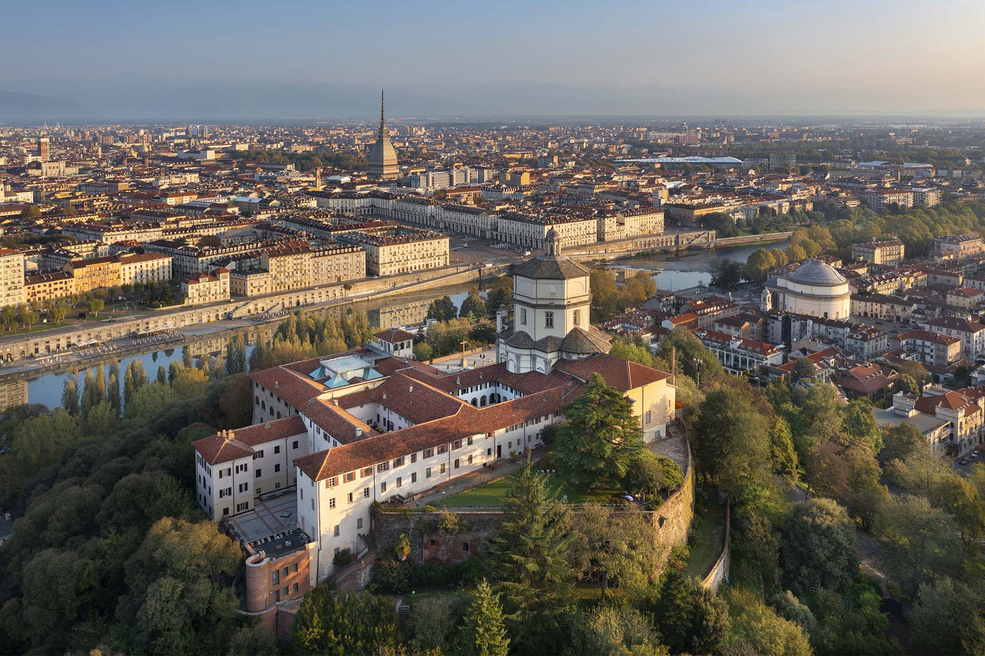 a chiesa di Santa Maria al Monte dei Cappuccini, il fiume Po e sullo sfondo la città di Torino.