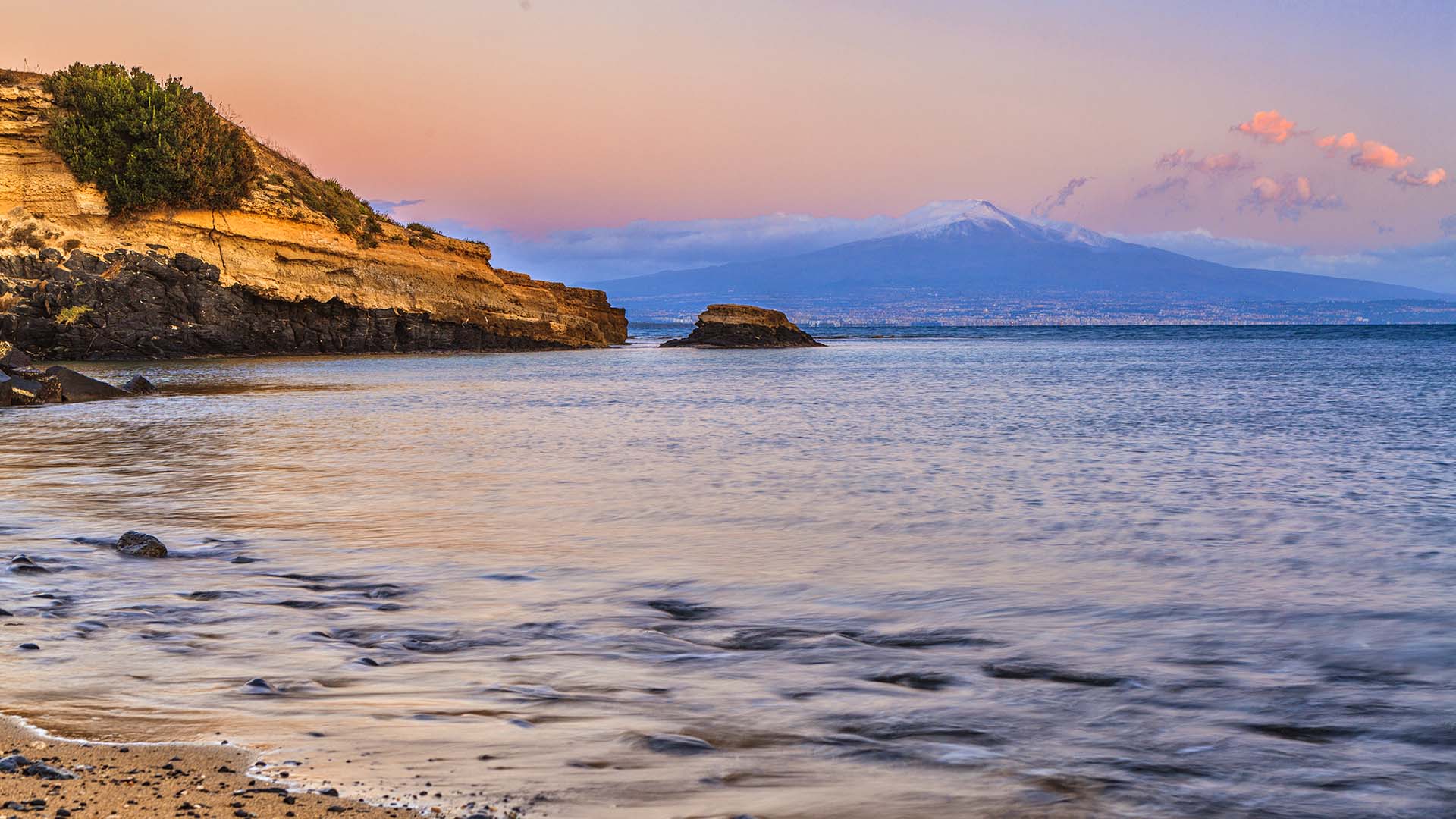 Etna, la baia di Castelluccio e la Città di Catania sotto il vulcano
