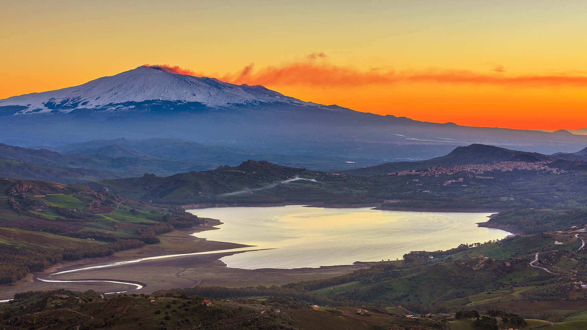 Enna, il lago di Pozzillo e il borgo di Recalbuto alle pendici dell'Etna
