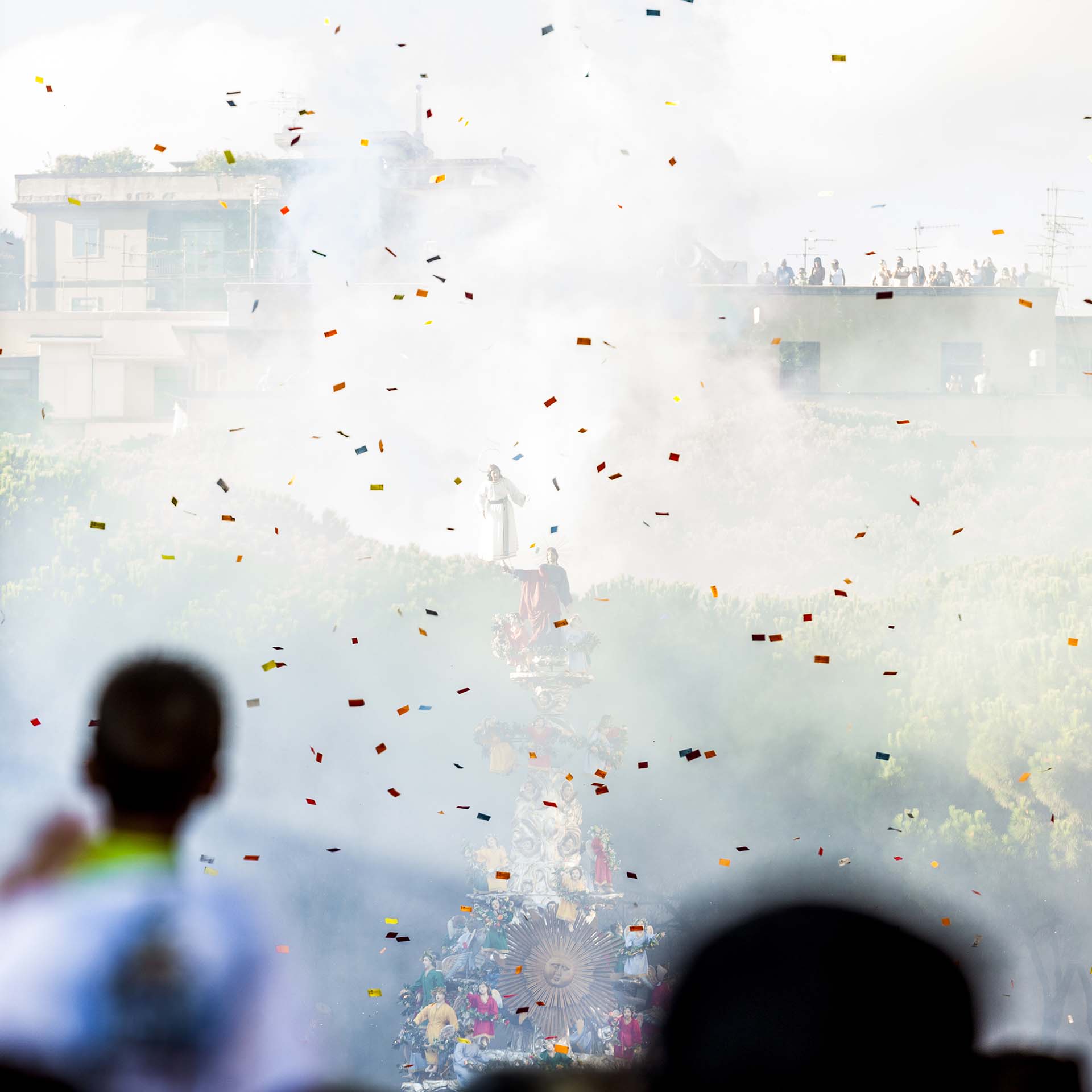 La Vara di Messina è un grande carro votivo dedicato alla Madonna Assunta portato in processione il 15 agosto