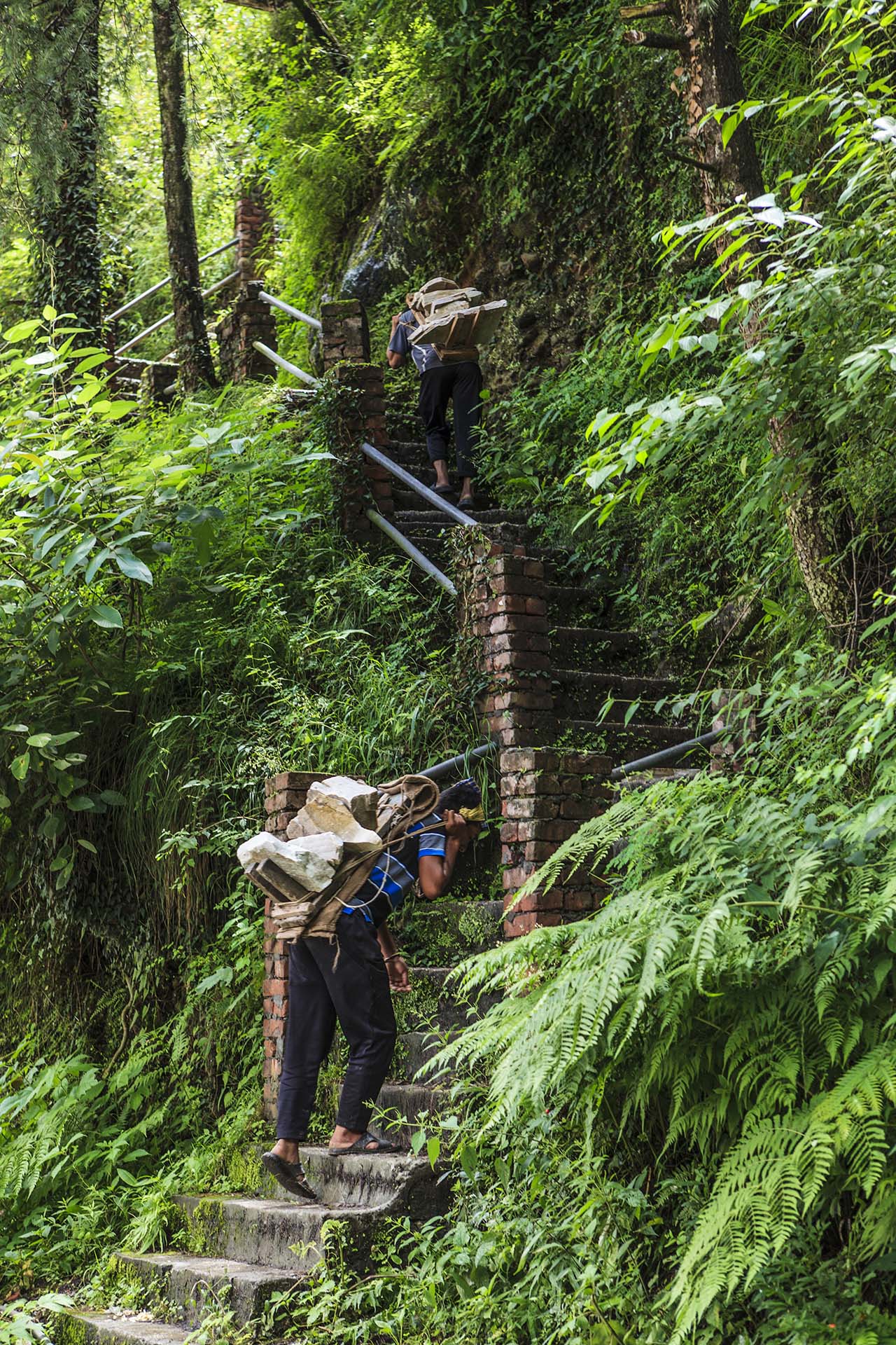 India, Valle del Parvati, portatori di pietre nelle montagne di Kasol
