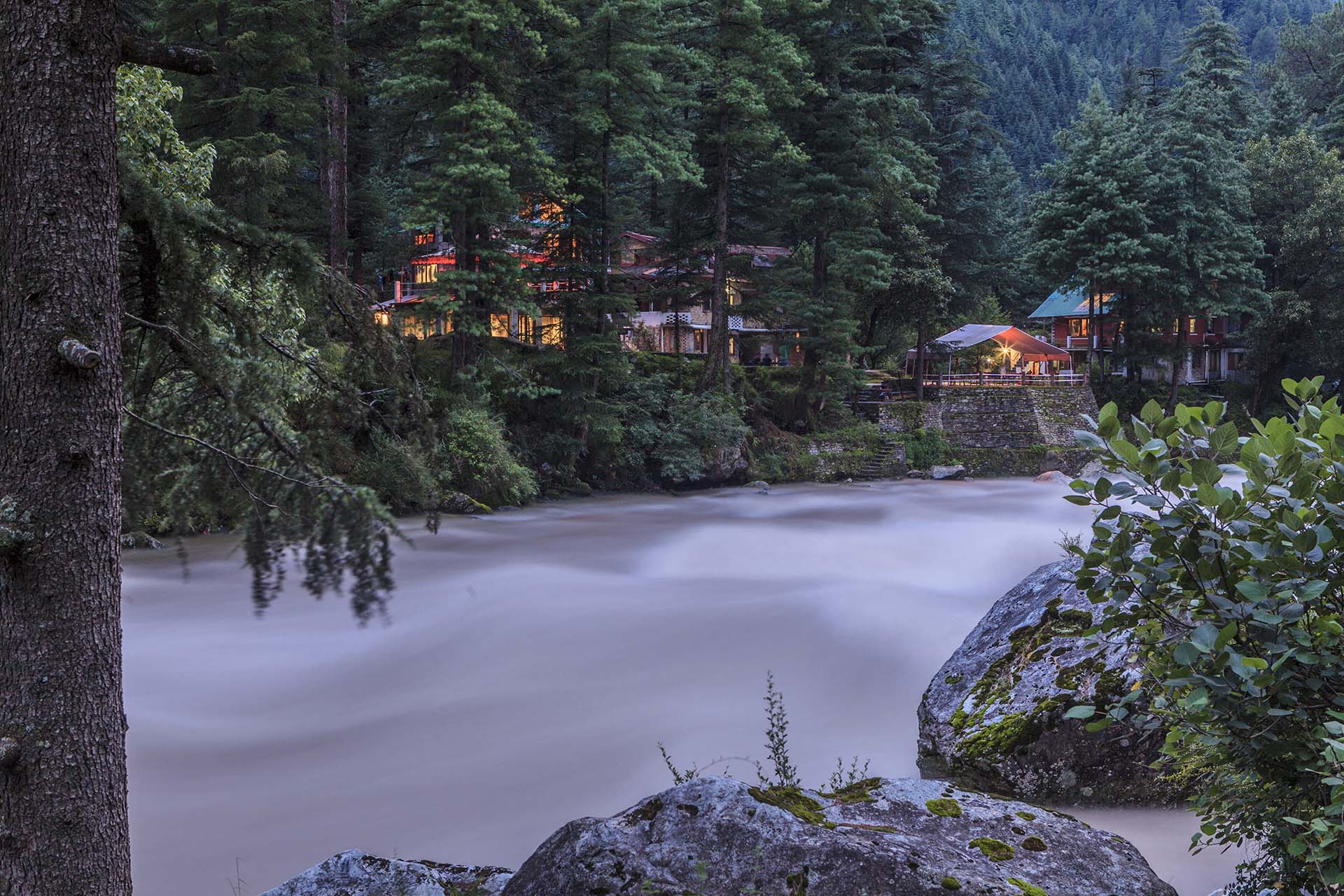 India, Valle del Parvati, il fiume Parvati a Kasol