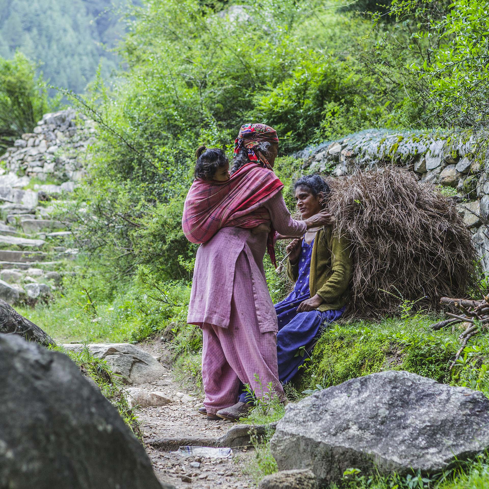 India, Valle del Parvati, portatori sui sentieri delle montagne di Kasol