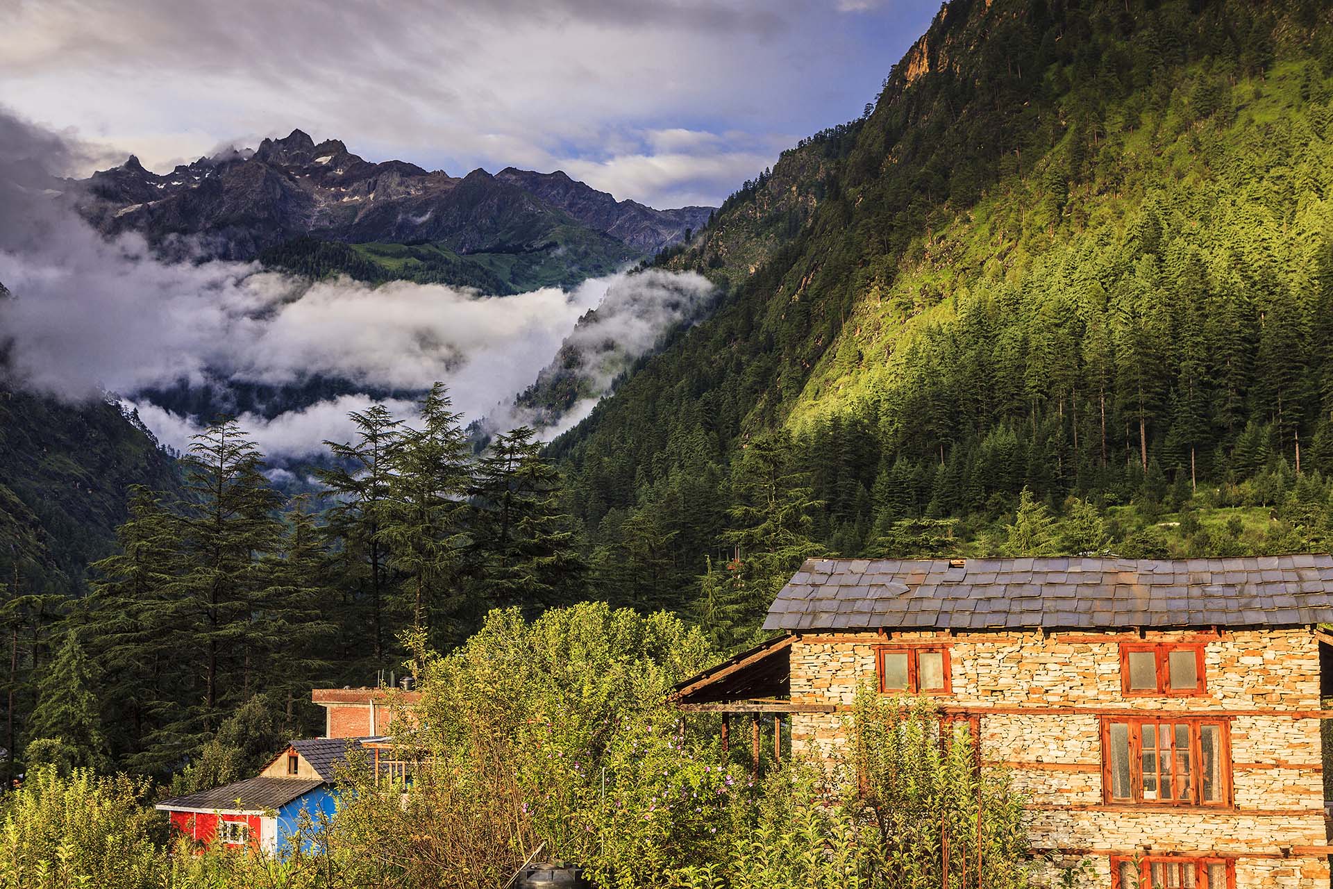 India, Valle del Parvati, le case di Kasol e le sue montagne