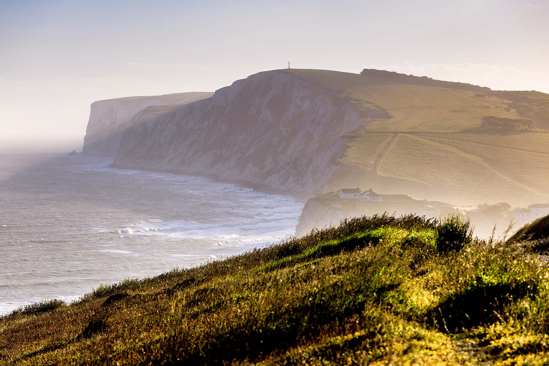 Inghilterra, Isola di Wight, la scogliera di Freshwater a picco sul mare al tramonto
