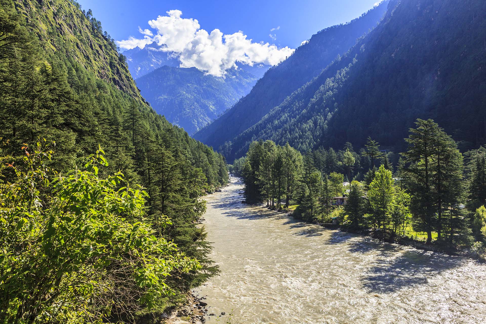 India, Valle del Parvati, il fiume Parvati tra le montagne di Kasol