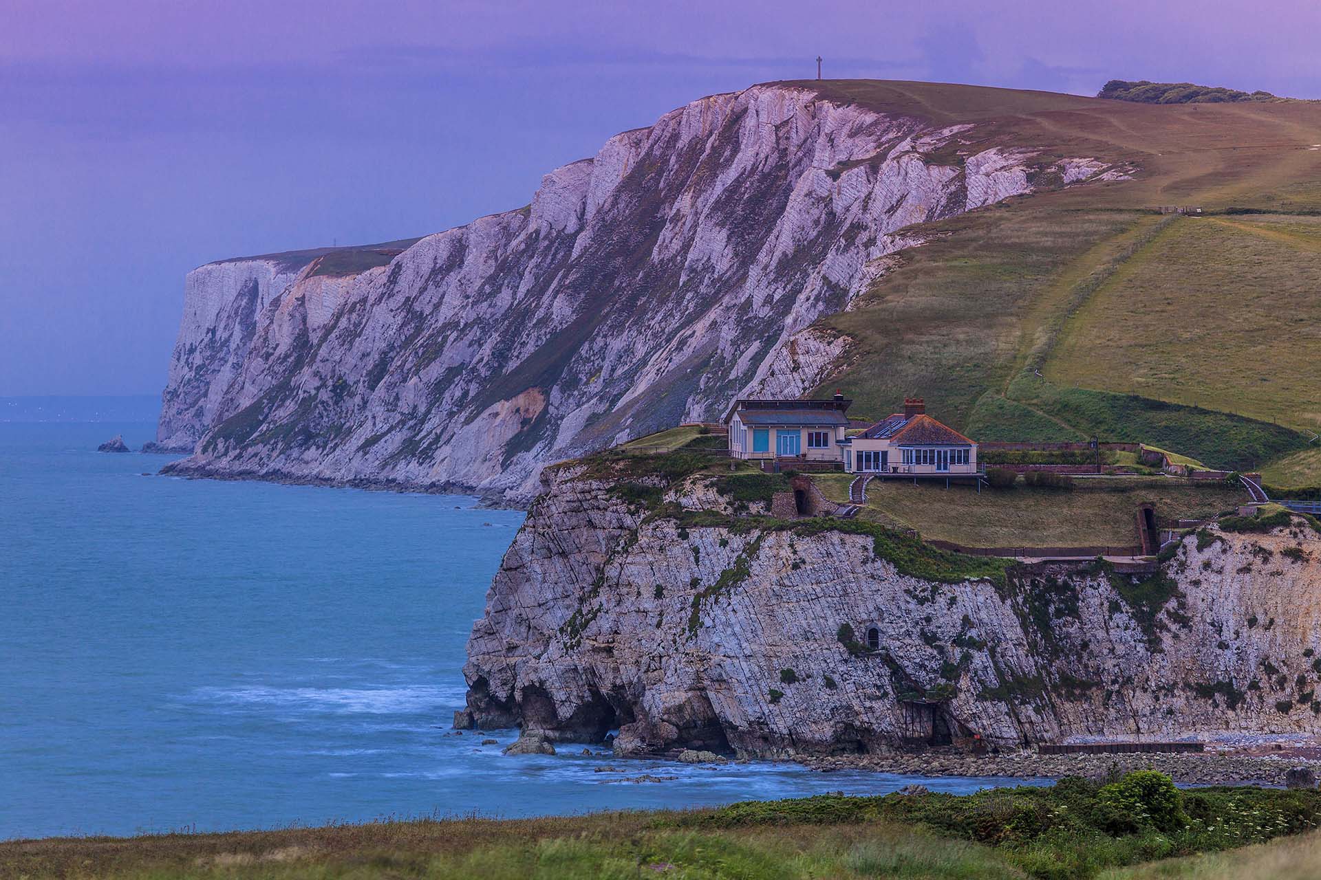 Inghilterra, Isola di Wight, la scogliera di Freshwater a picco sul mare al crepuscolo
