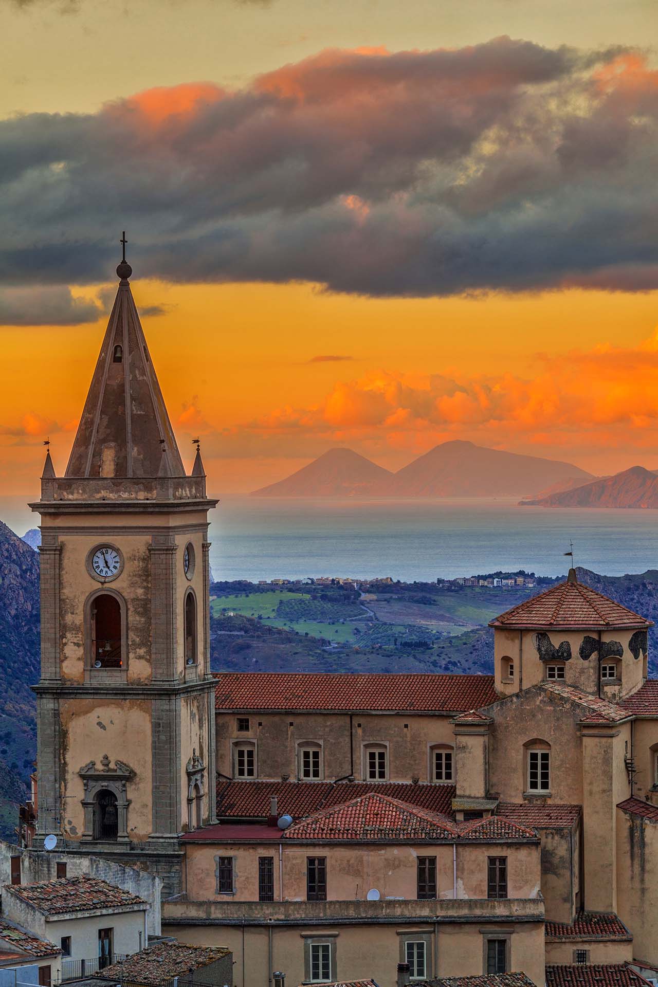 Il Duomo di Novara di Sicilia - Parrocchia Maria SS Assunta e l'isola di Salina