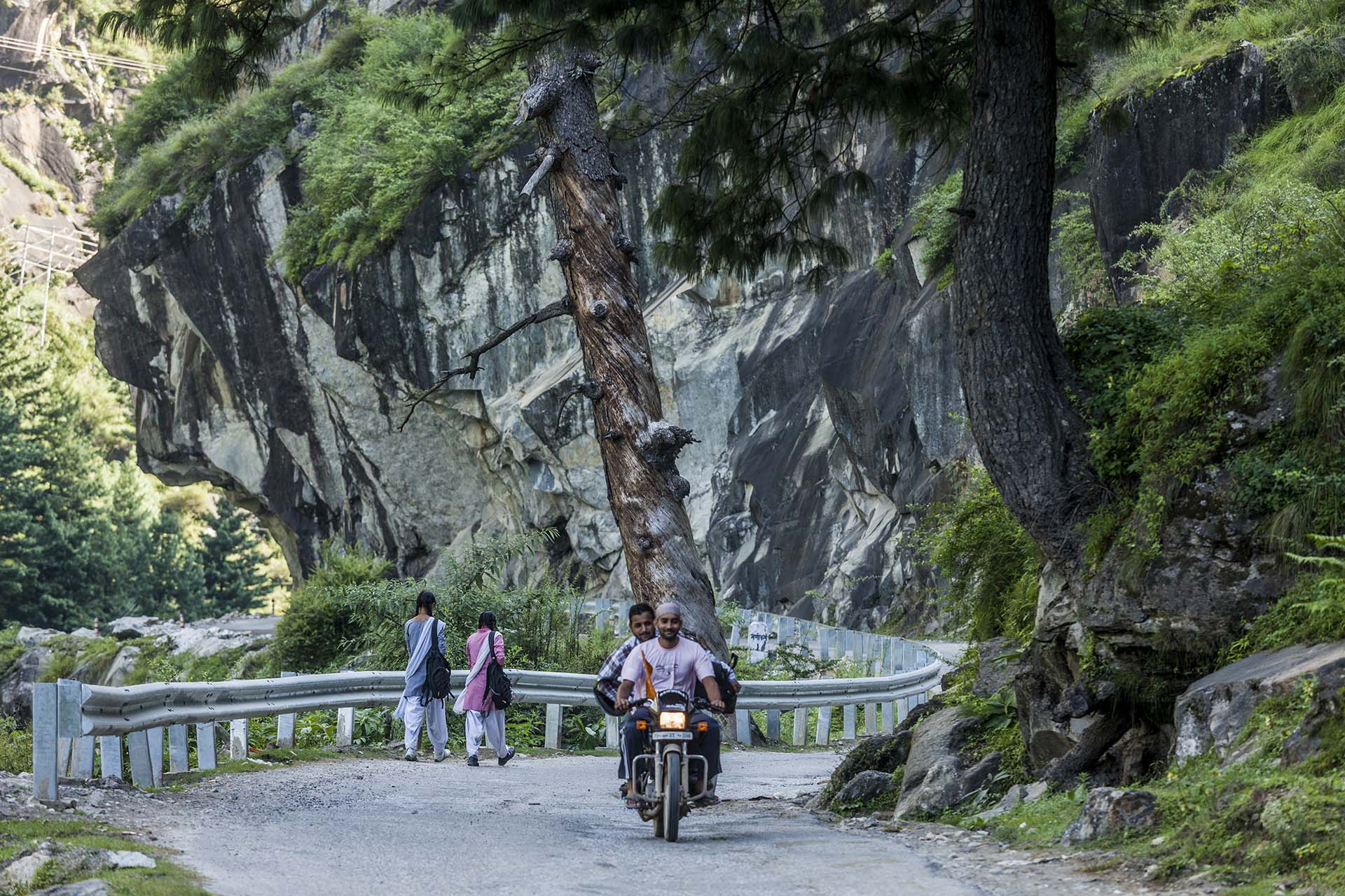 India, la stradina della Valle del Parvati tra Kasol e Minikaran