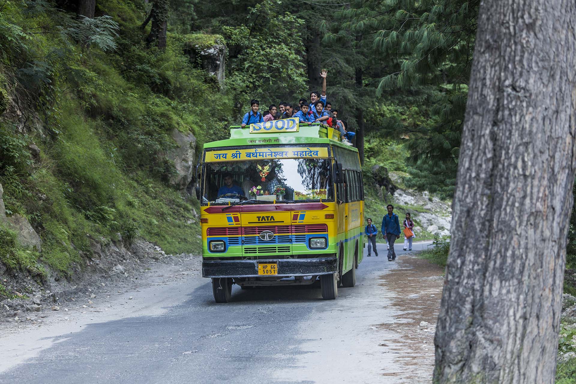 India, l'autobus per gli studenti della Valle del Parvati lungo il percorso tra Kasol e Minikaran