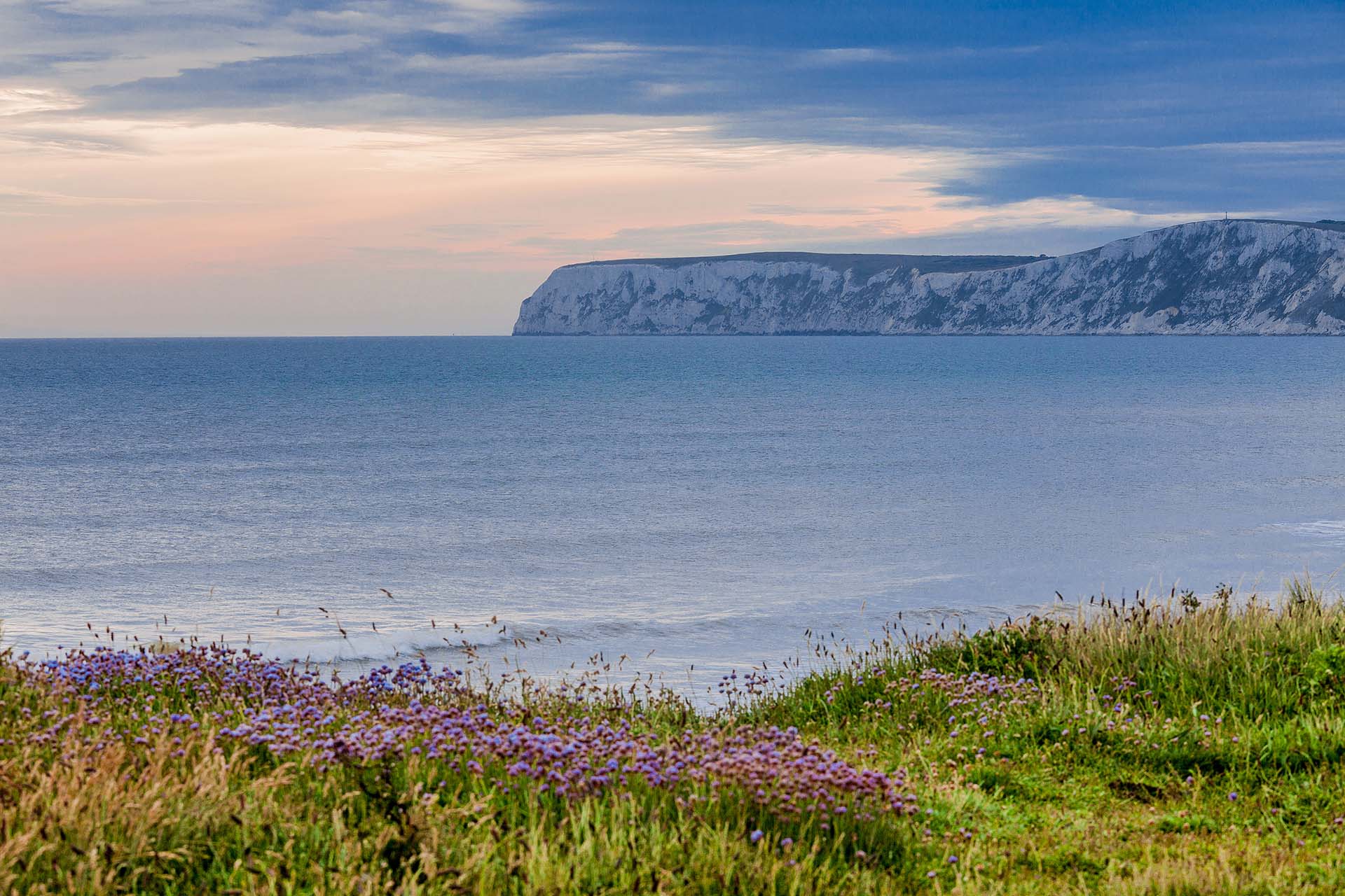 Inghilterra, Isola di Wight, la parete di roccia calcare a Freshwater