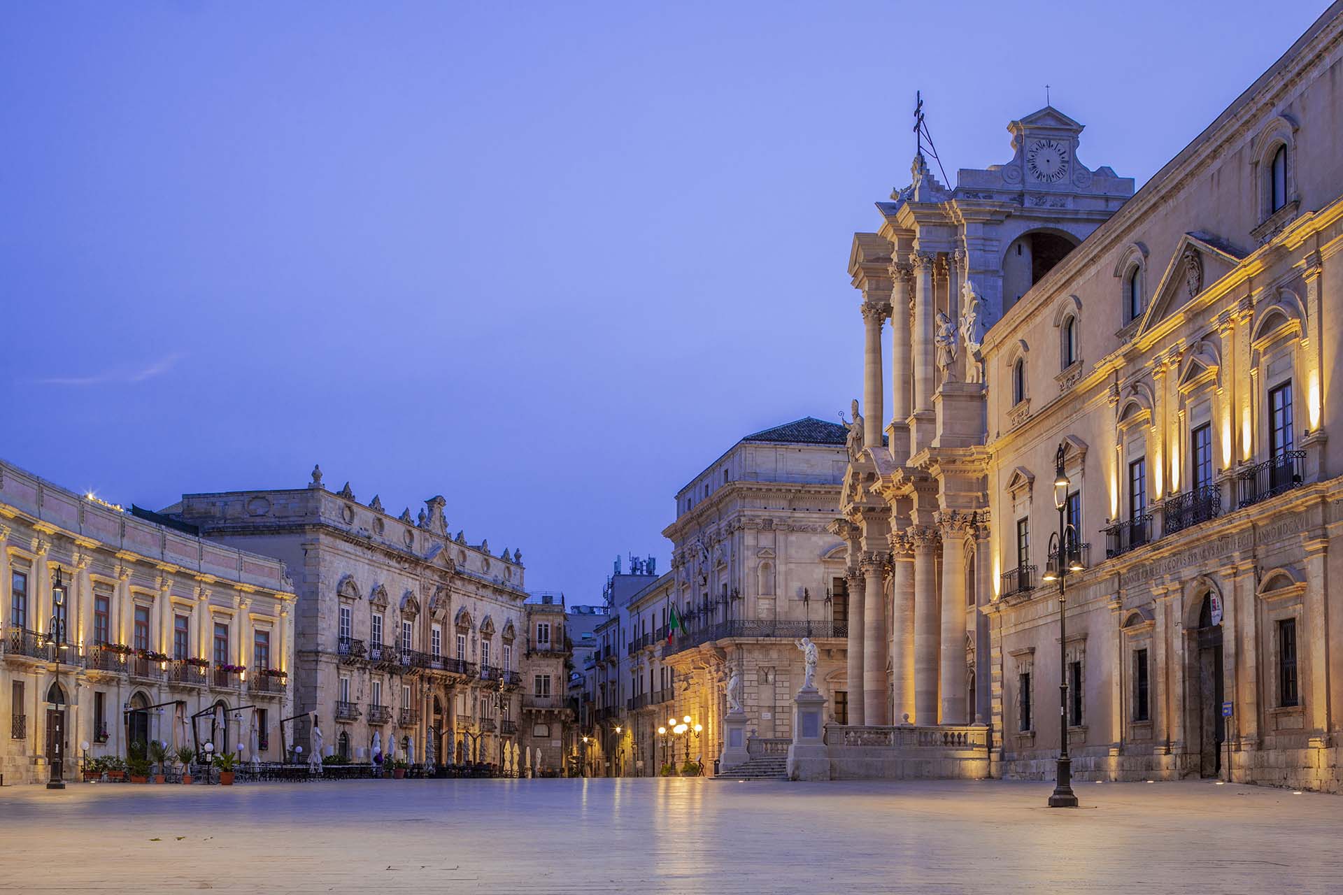 Siracusa, Ortigia, la Cattedrale della Natività di Maria Santissima e piazza Duomo