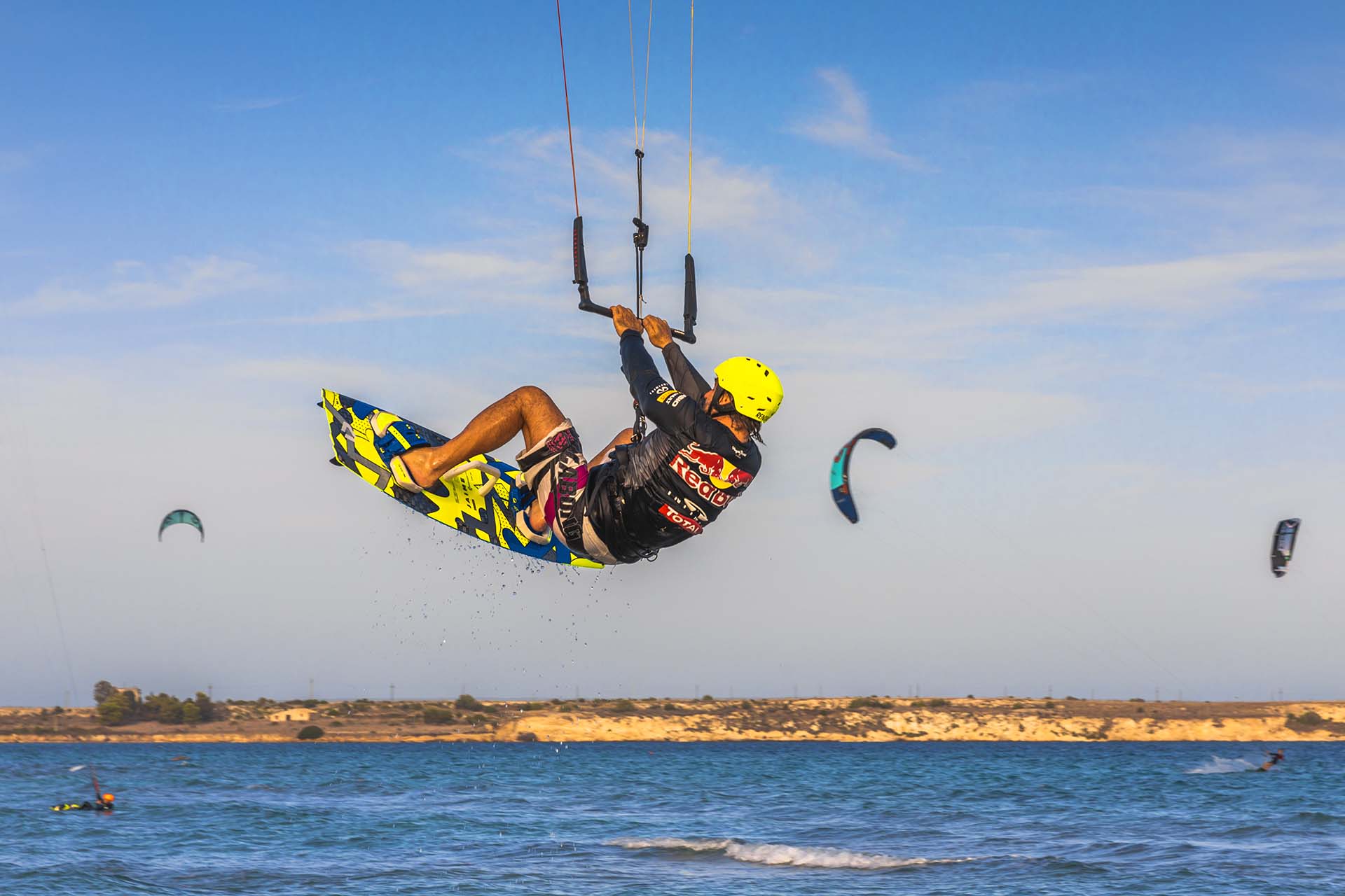 Siracusa,acrobazie con il kitesurf nella baia Marina di Priolo e l'isola di Thapsos