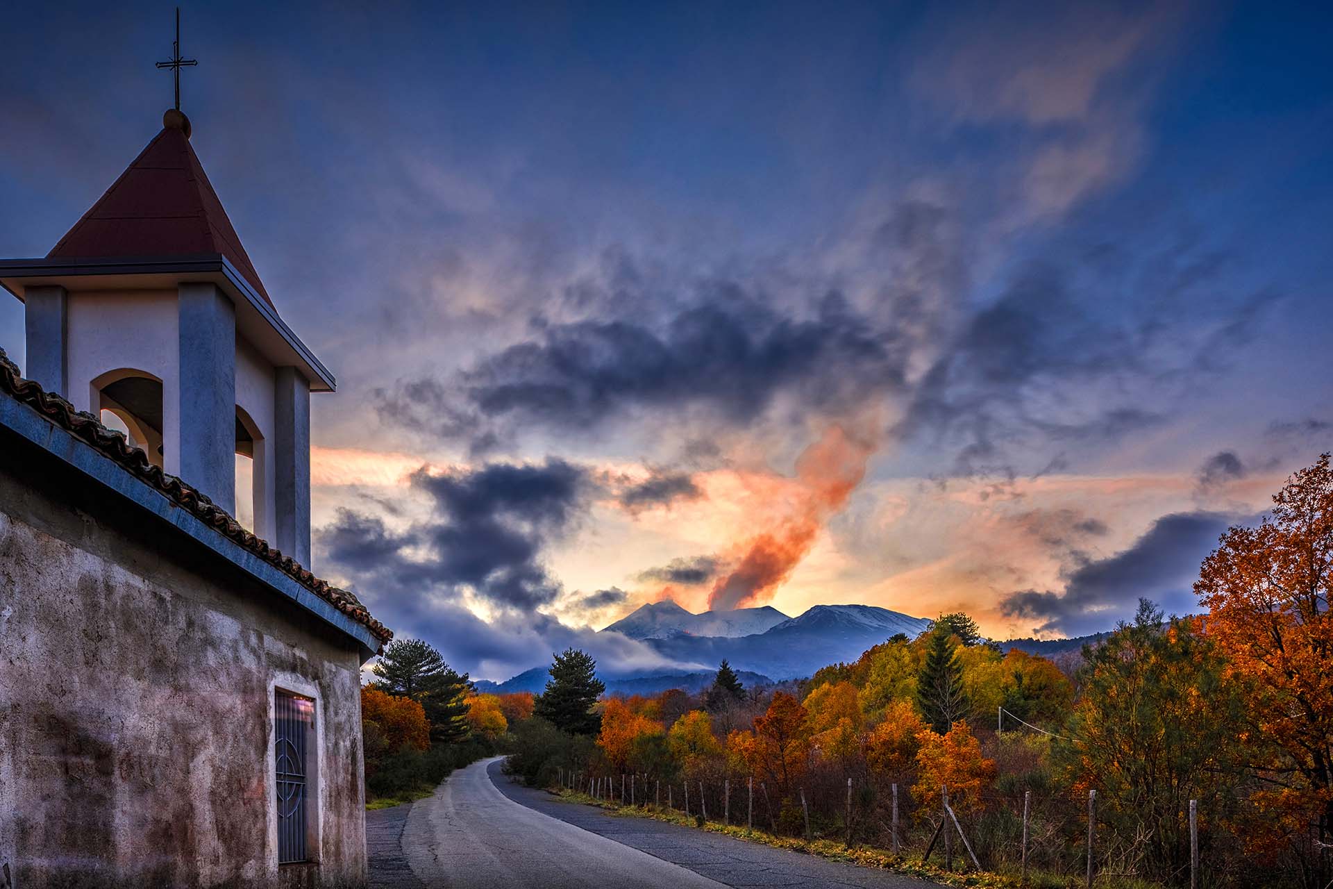 Etna, attività vulcanica vista dalla Chiesetta Magazzeni immersa tra i boschi vestiti d'autunno