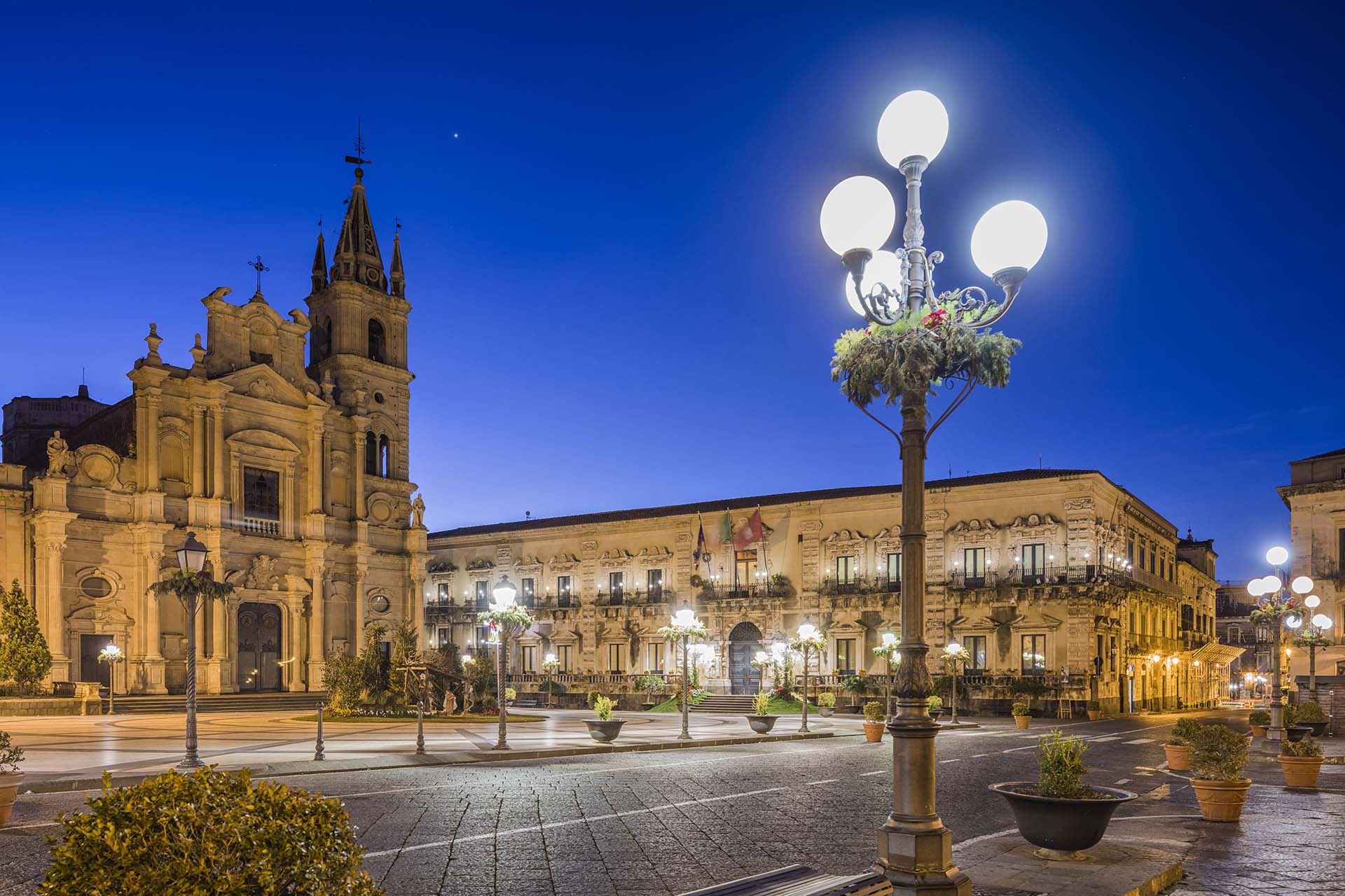Acireale, Piazza duomo, la Basilica dei Santi Pietro e Paolo e il Palazzo Comunale