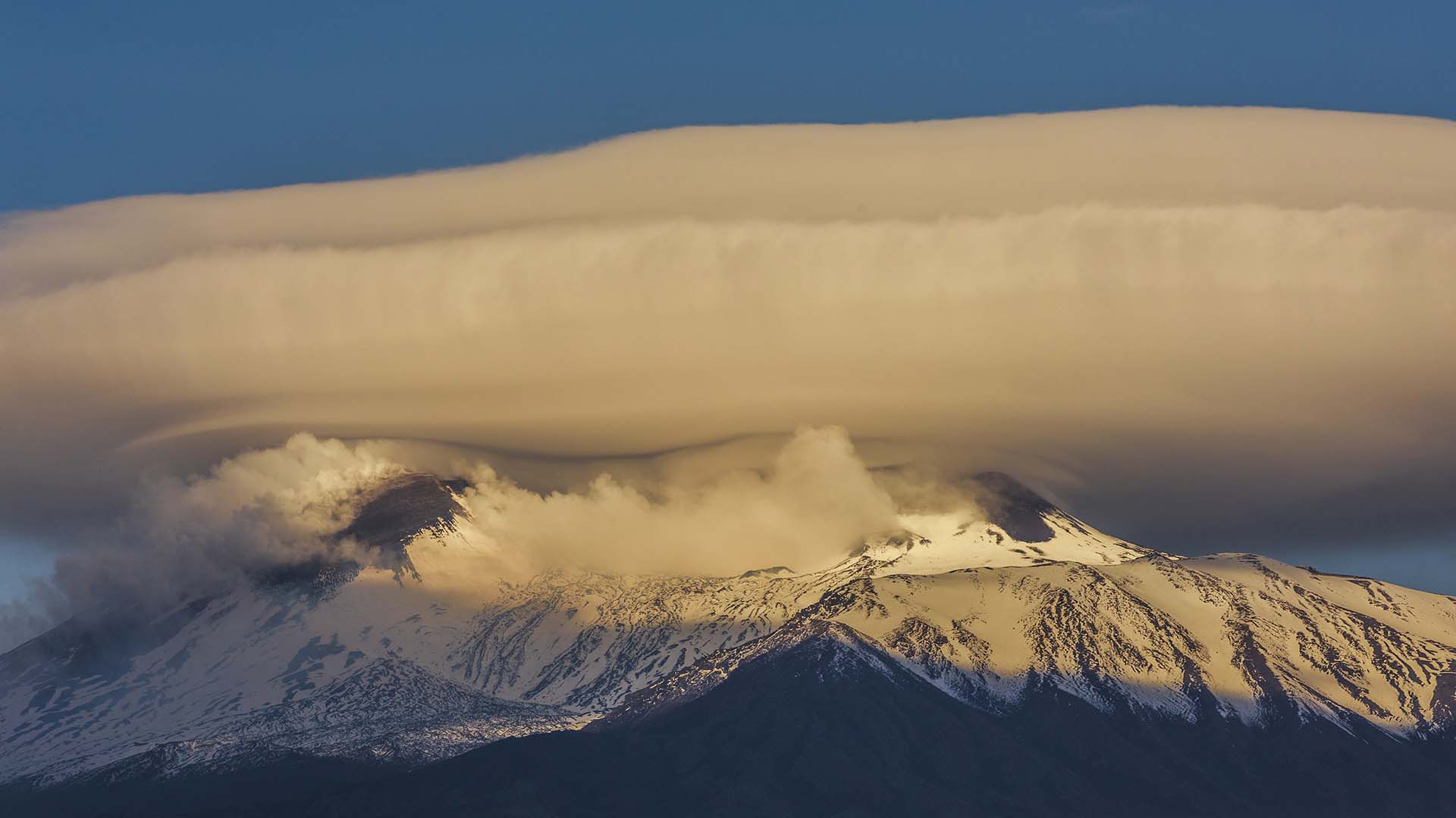 Etna, tra nuvole e fumo nella parte sommitale