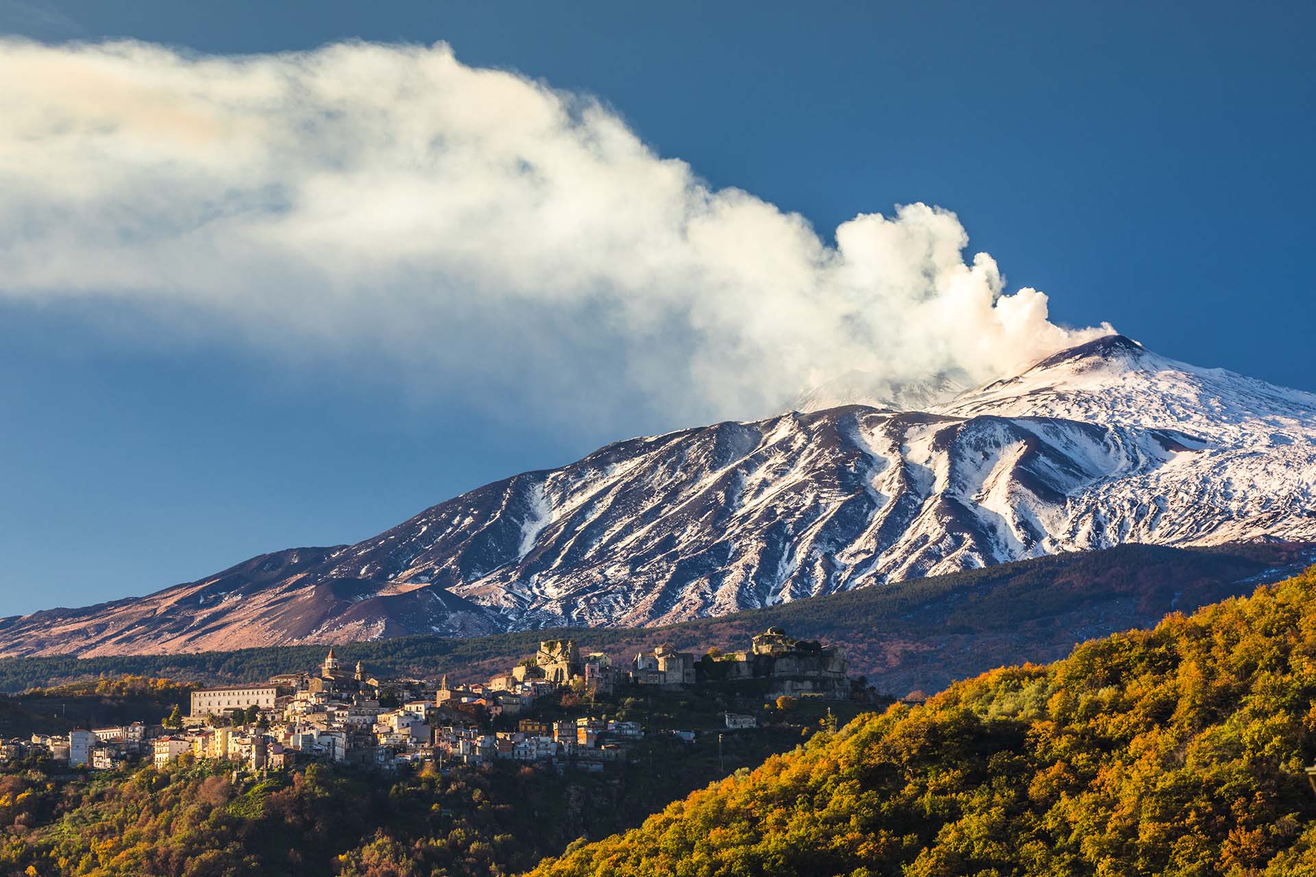 Etna, il borgo di Castiglione di Sicilia tra i boschi del versante nord