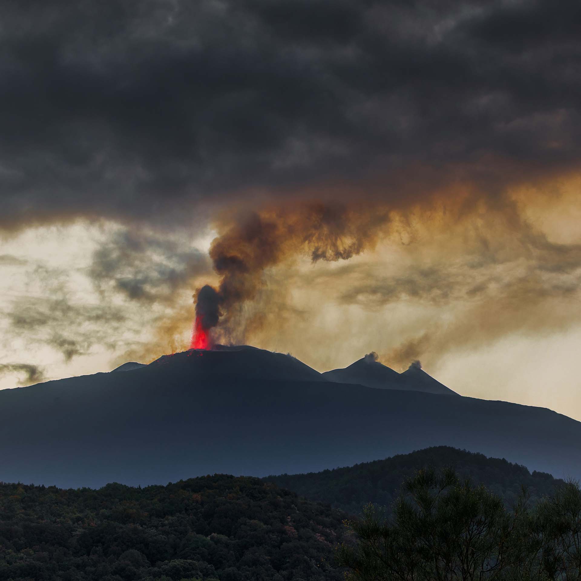 Etna, dalle nuvole un occhio che veglia sull'eruzione