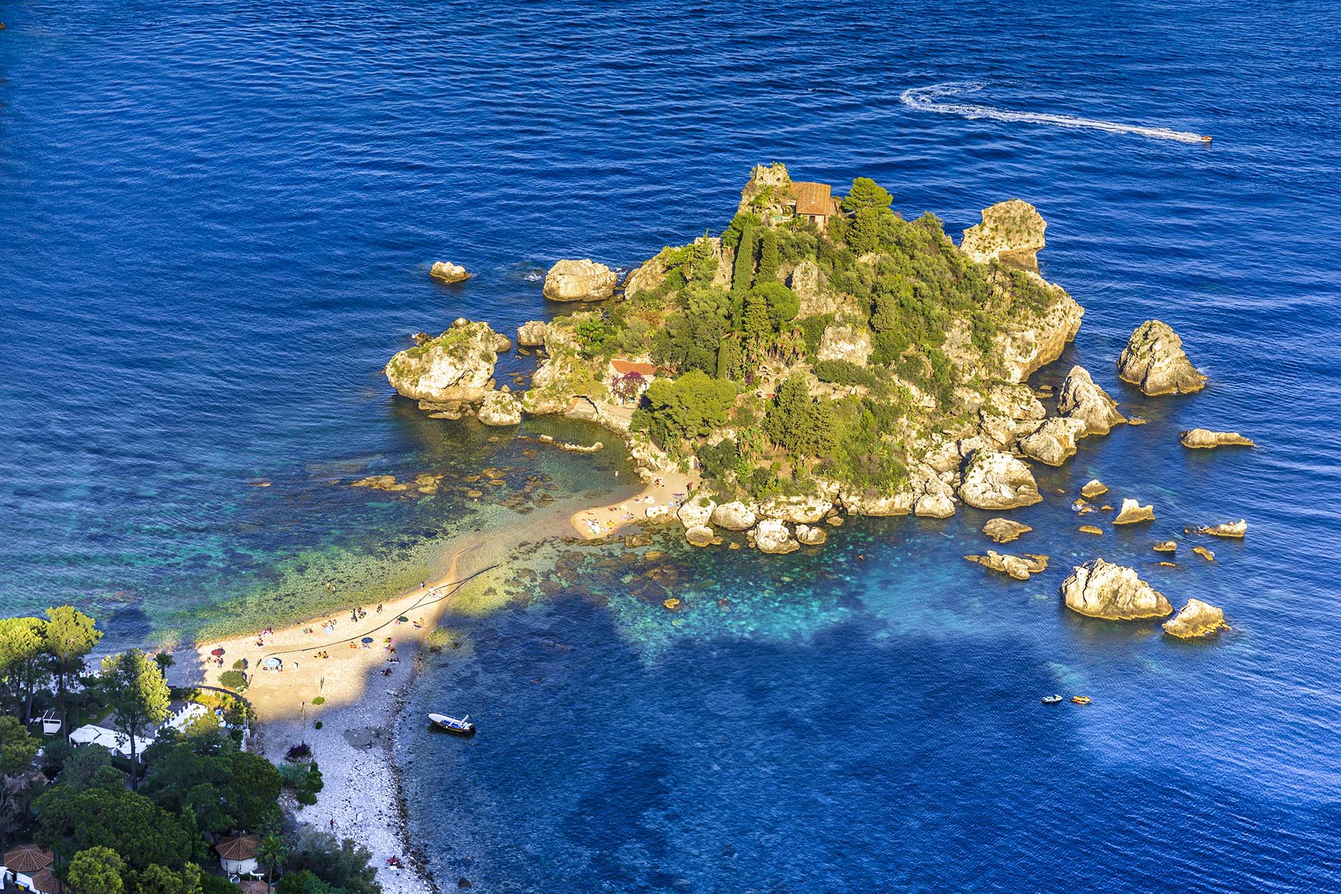 Taormina, il mare trasparente dell'Isola Bella