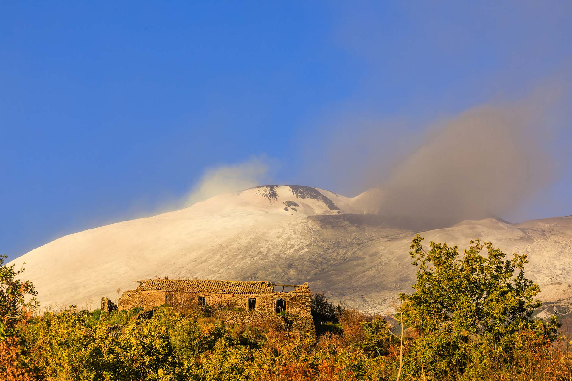 Etna, rudere di casolare in pietra lavica nelle campagne di Ragalna