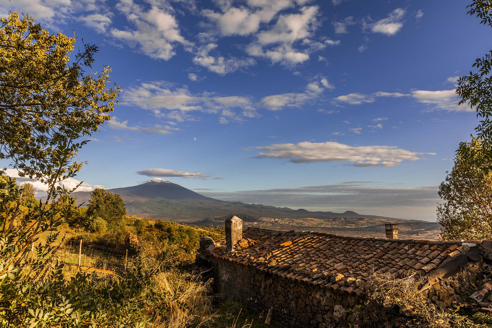Etna, versante ovest visto dai Monti Nebrodi in territorio di Maniace