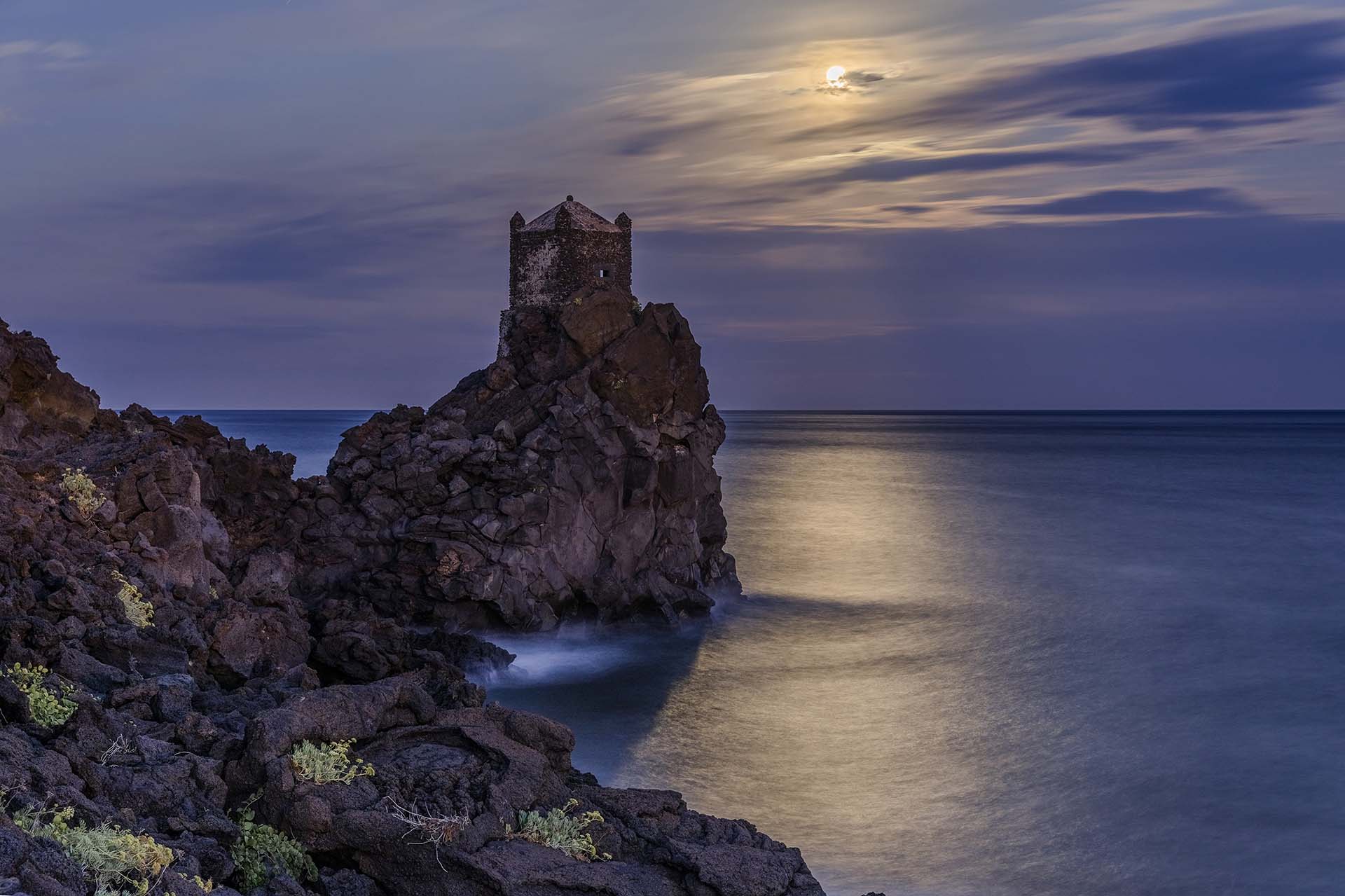Acireale, la scogliera lavica di Santa Tecla e la Garitta Arabo Normanna illuminata della luna piena