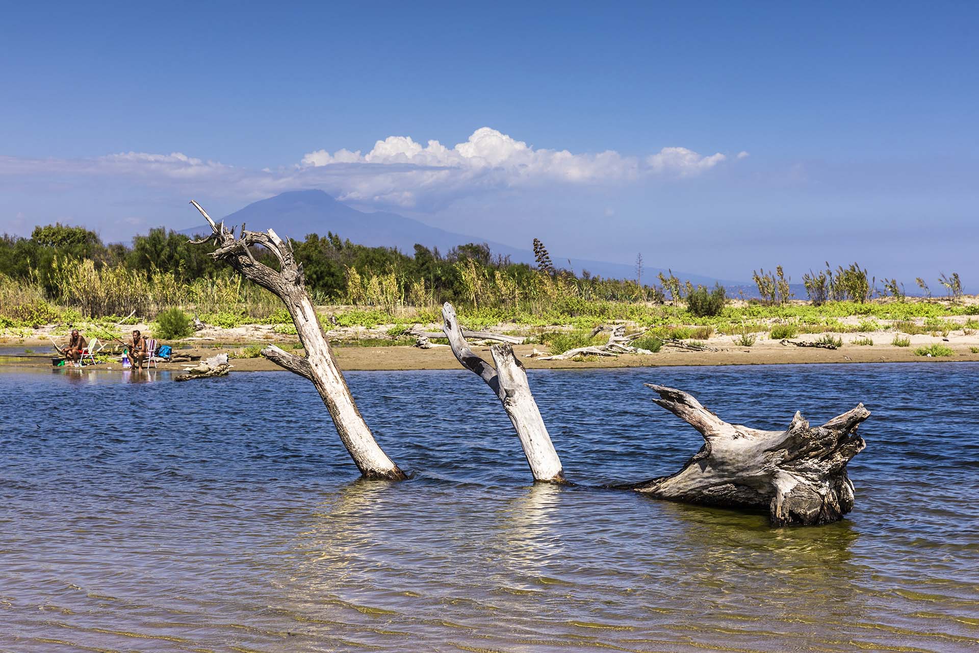 Siracusa, il fiume San Leonardo con l'Etna sullo sfondo
