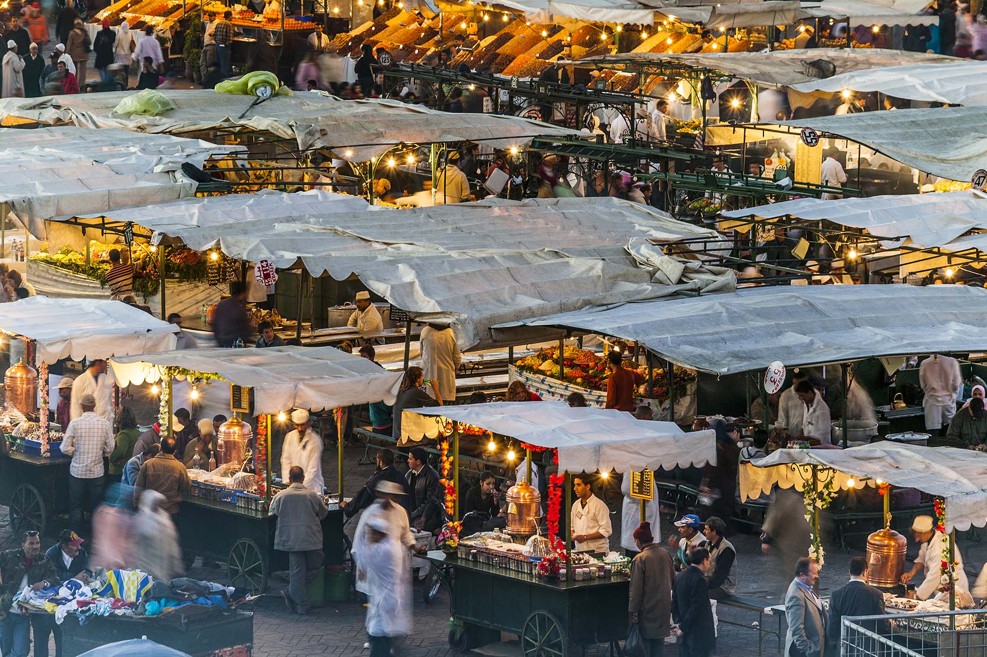 Marocco, Marrakesh, le bancarelle dello street food in Piazza Jamaa el Fna