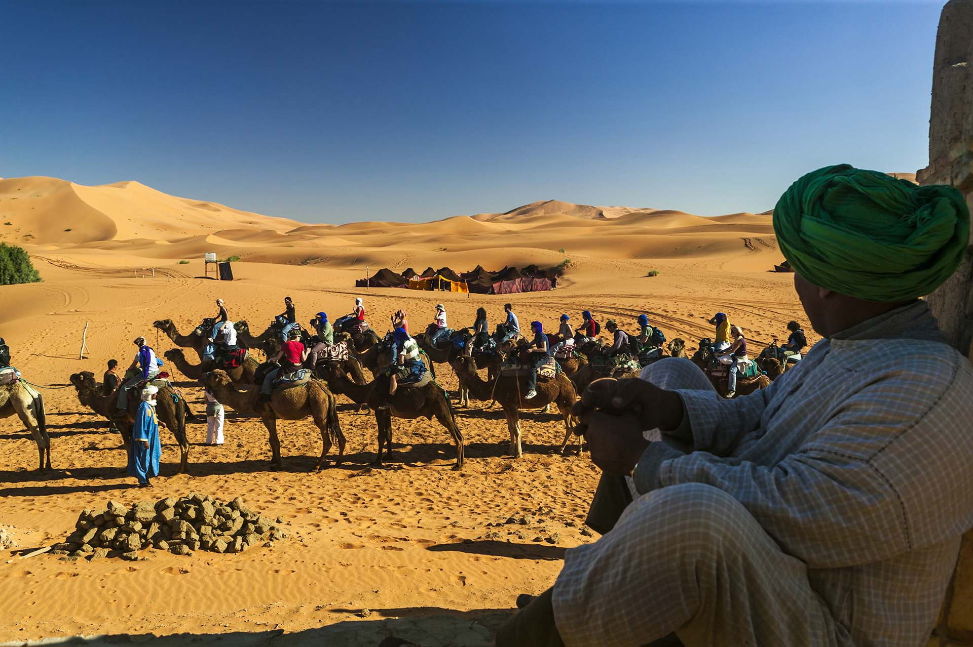 Marocco, Merzouca, carovana di cammelli nel deserto di Erg Chebbi