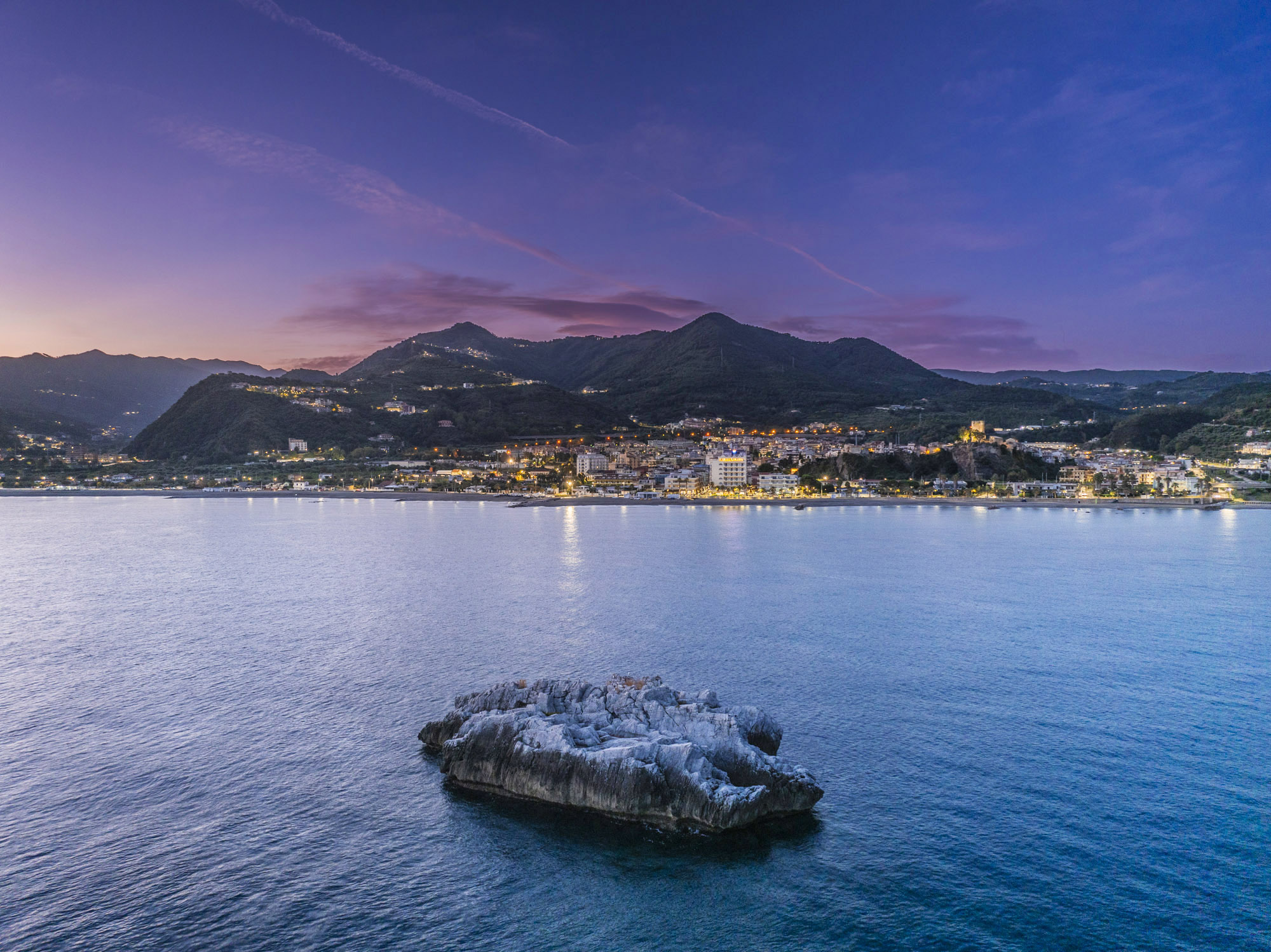 Lo Scoglio di Brolo all'Alba