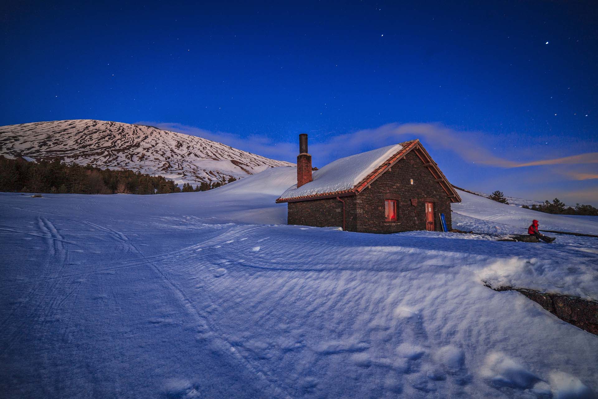 Etna, Rifugio Galvarina al crepuscolo nella stagione invernale