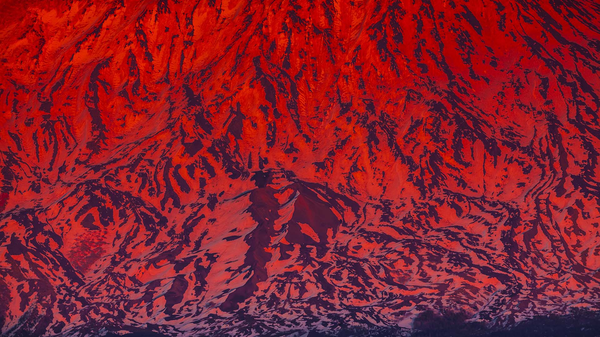 Etna, parete lavica innevata del versante ovest sopra il paese di Bronte