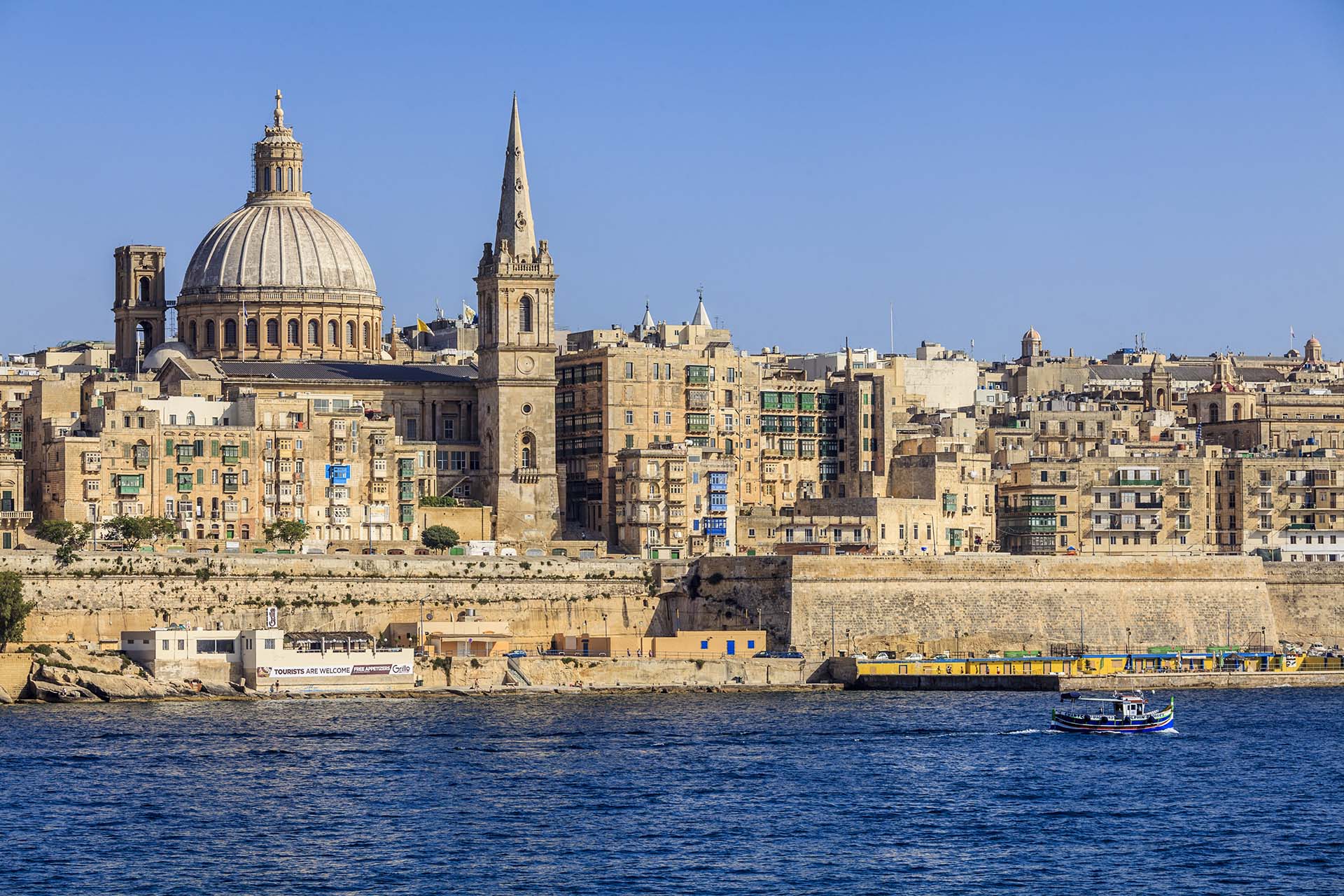 Malta, Valletta, Chiesa della Nostra Signora del Carmelo tra gli edifici tipici Maltesi