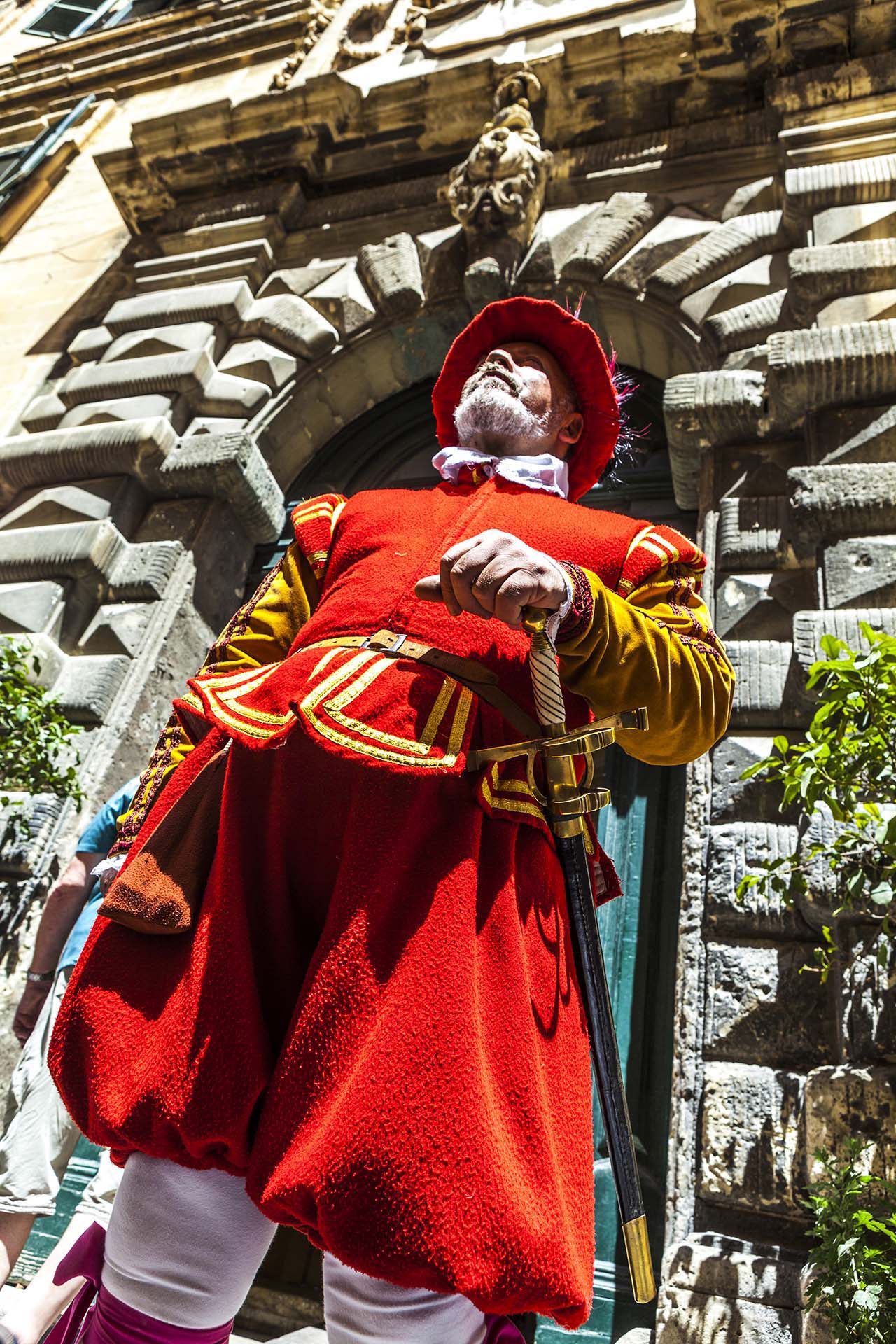 Malta, guardia in abiti cerimoniali davanti al palazzo del Ministero del Turismo