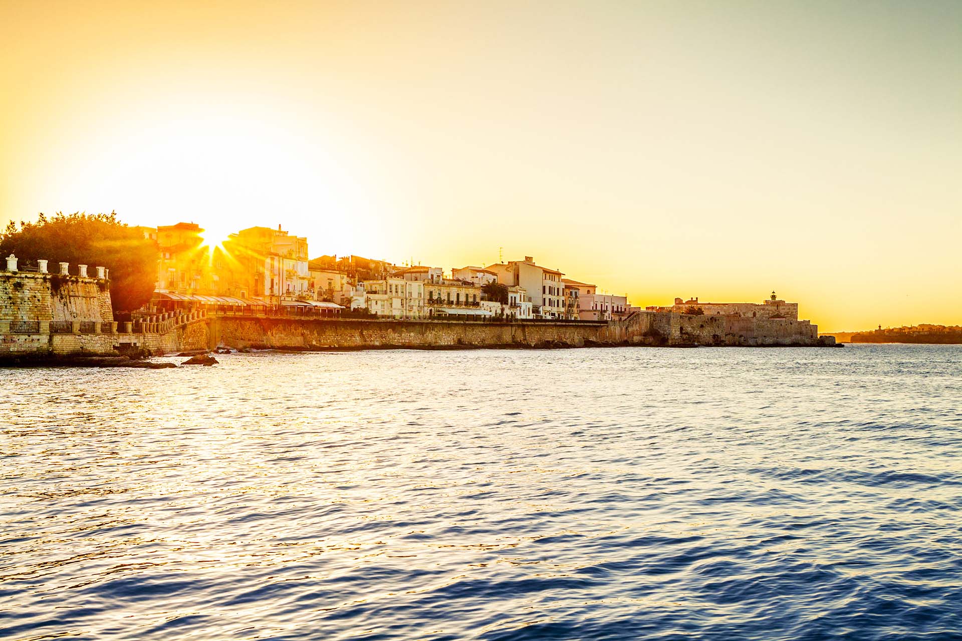 Siracusa, il lungomare dell'isola di Ortigia e il Castello Maniace