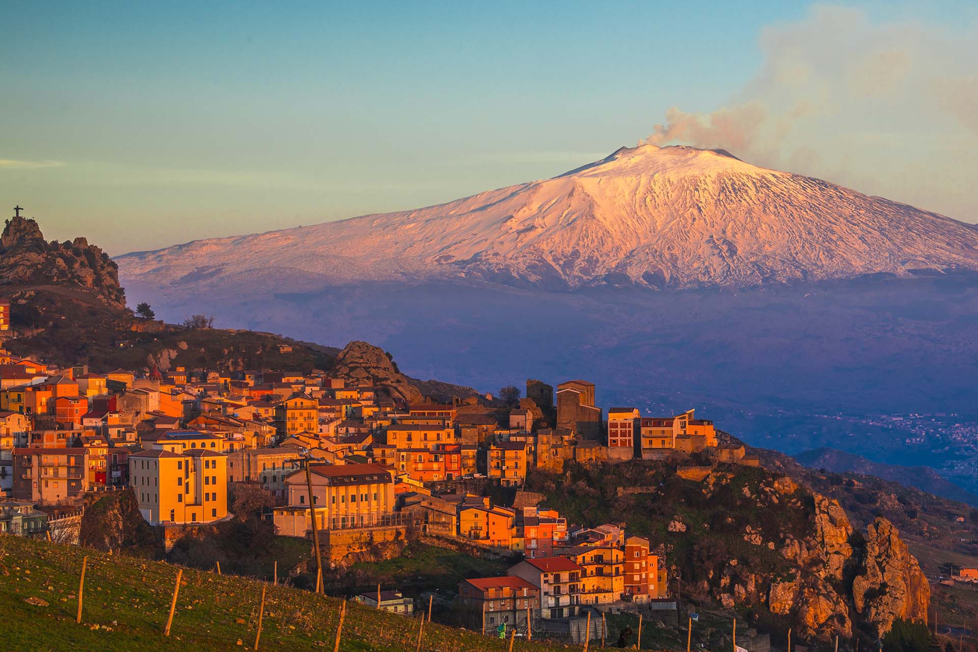 Monti Nebrodi, il borgo di Cesarò con vista dell'Etna