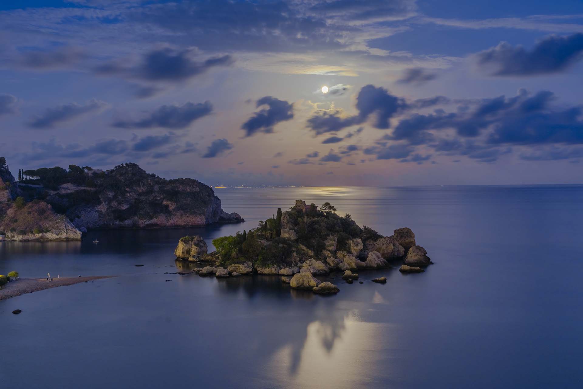 Taormina, l'Isola Bella in una notte di luna piena