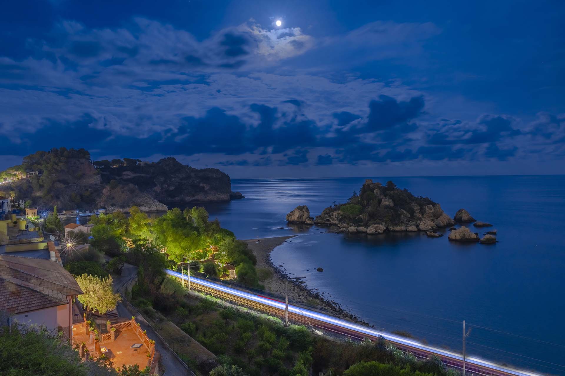 Isola Bella di Taormina in veste notturna con luna piena