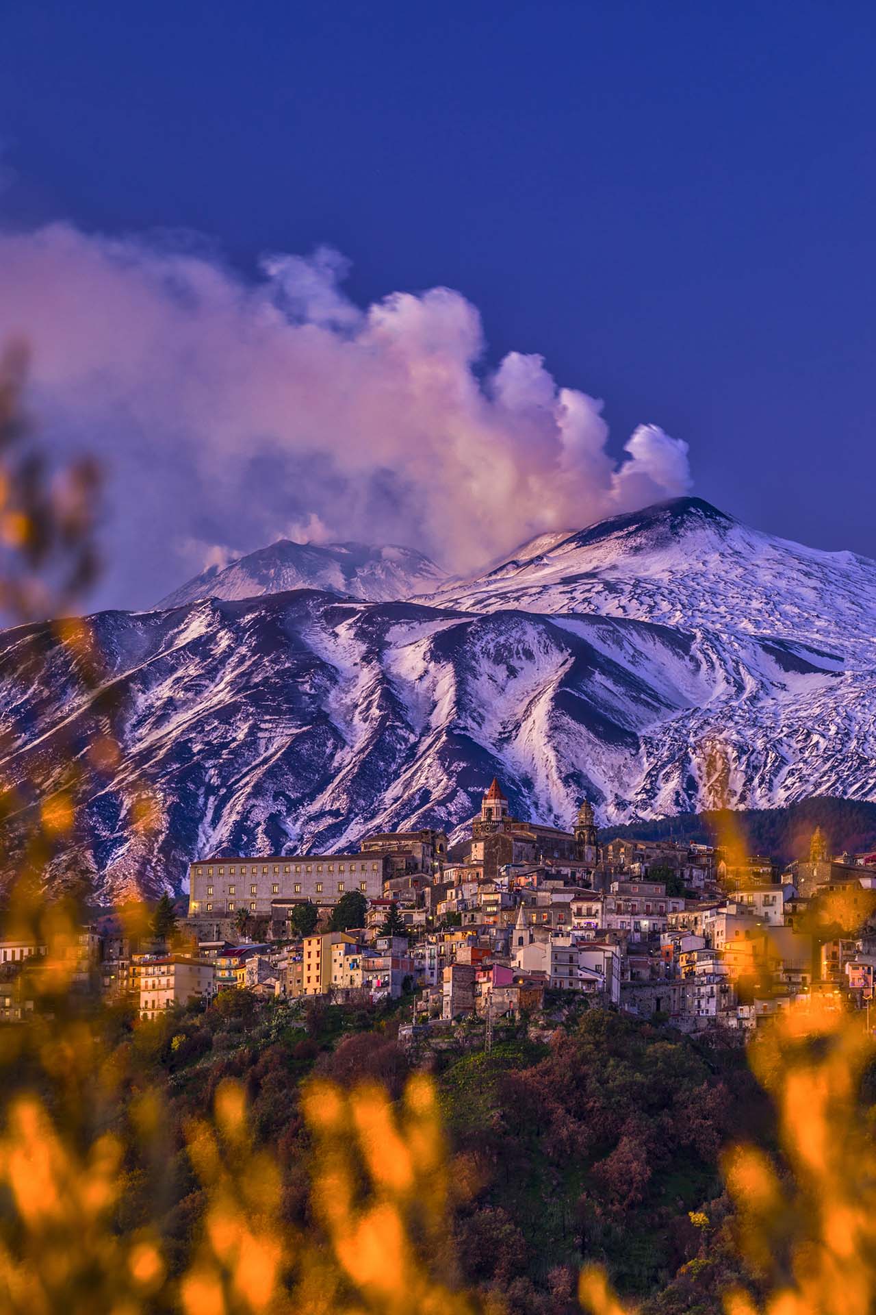 Etna, il borgo di Castiglione di Sicilia sotto il costone lavico del versante nord