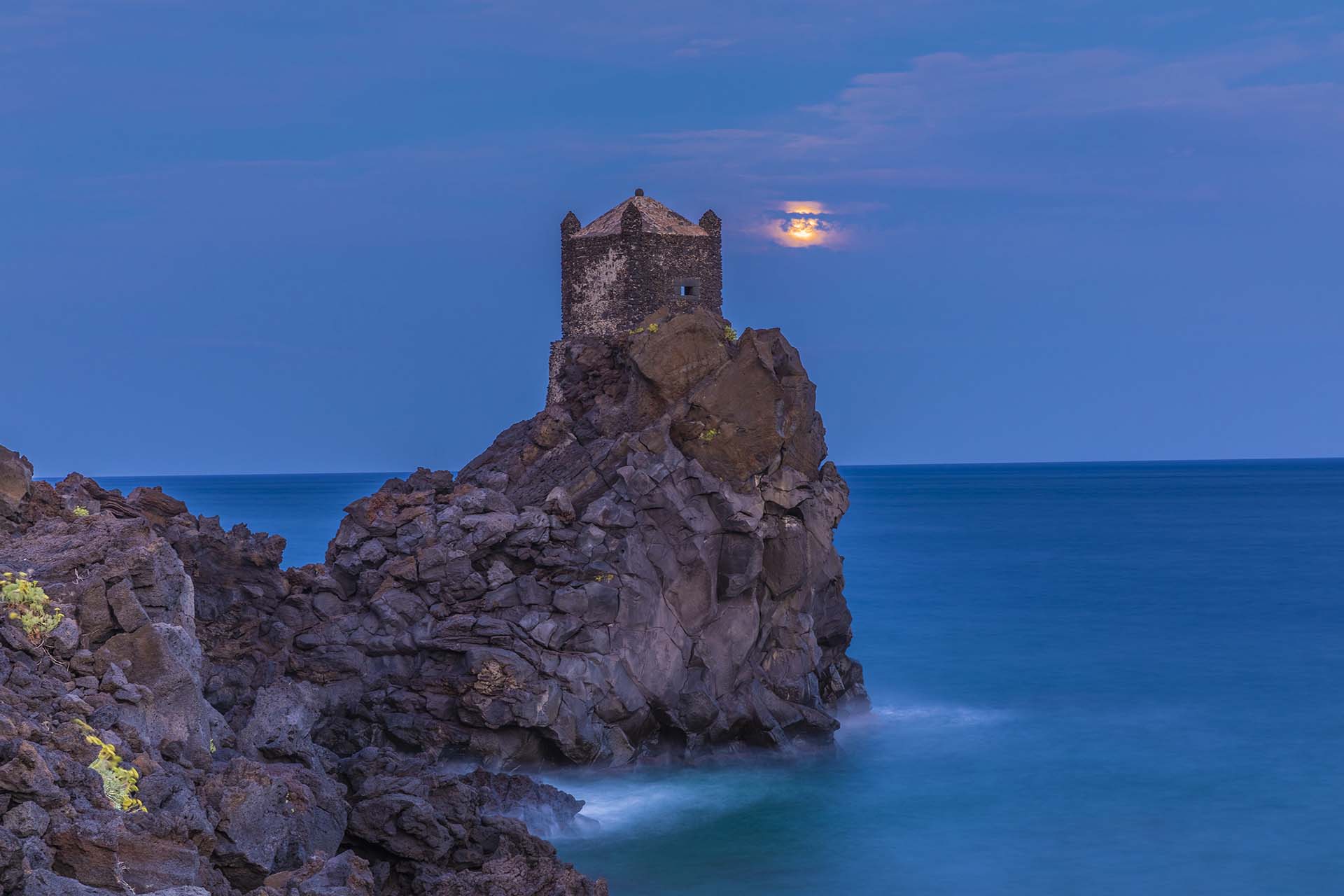 Acireale, la Garitta Arabo Normanna di Santa Tecla e la scogliera lavica al crepuscolo