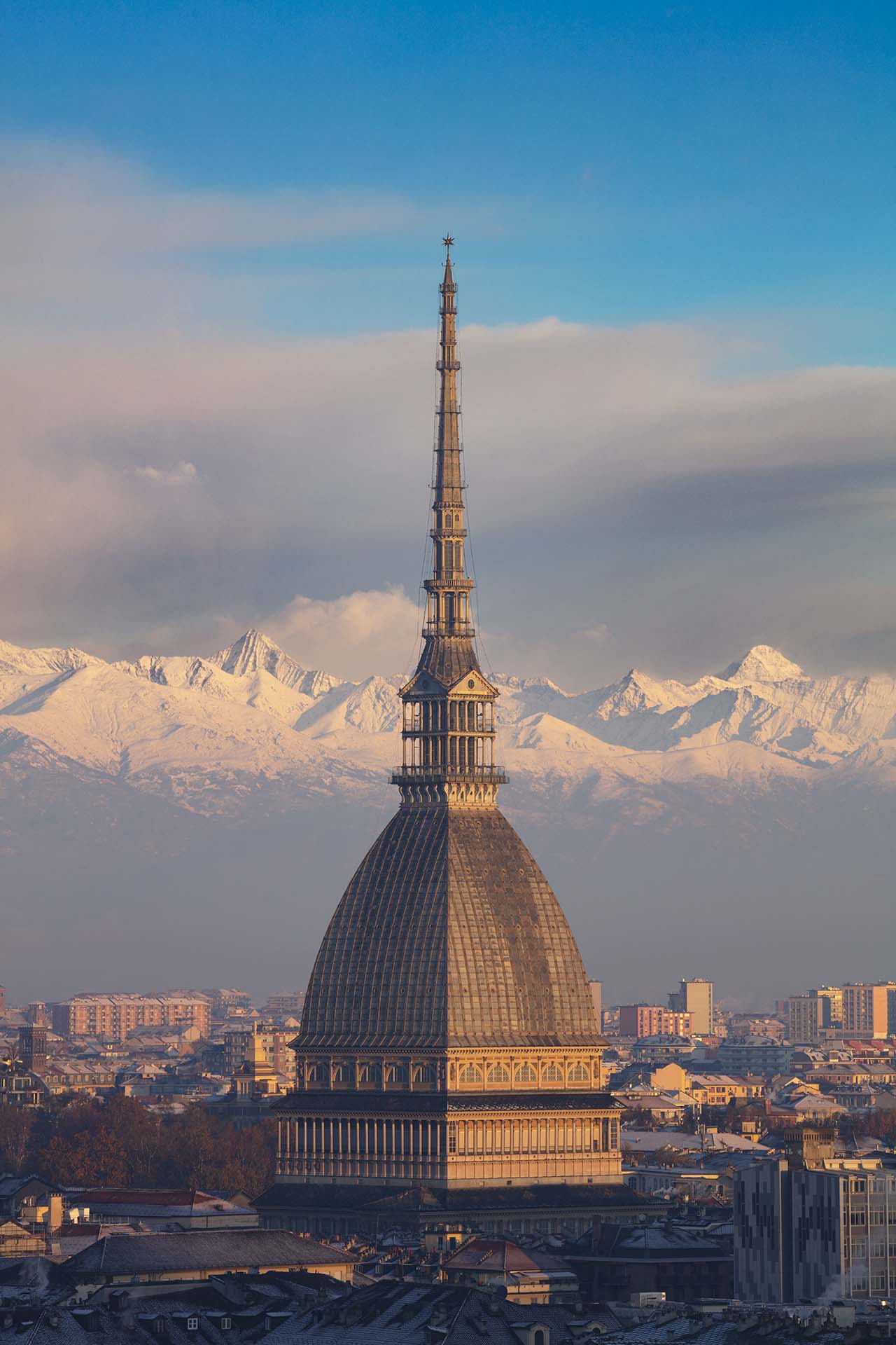 La città di Torino con la Mole Antonelliana e le Alpi.