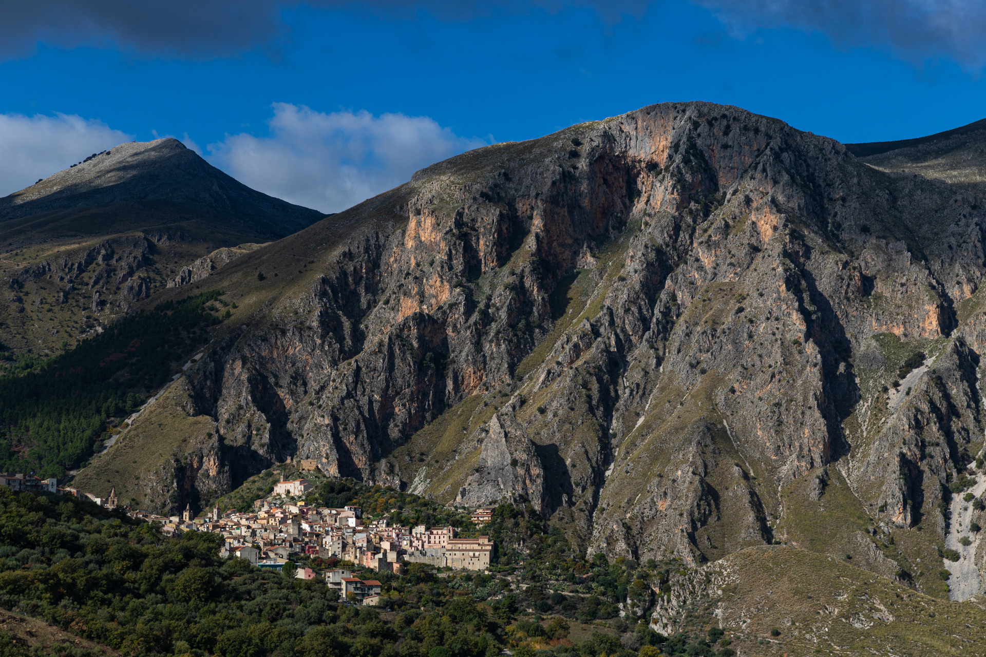 Veduta panoramica del borgo di Isnello incastonato tra le rocce delle Madonie