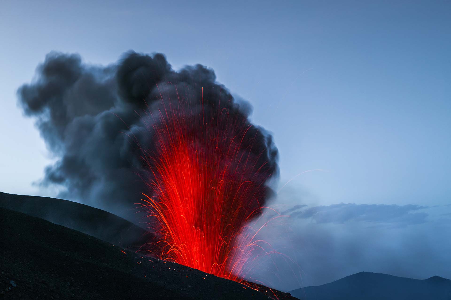 Etna , attività stromboliana dai crateri sommitali
