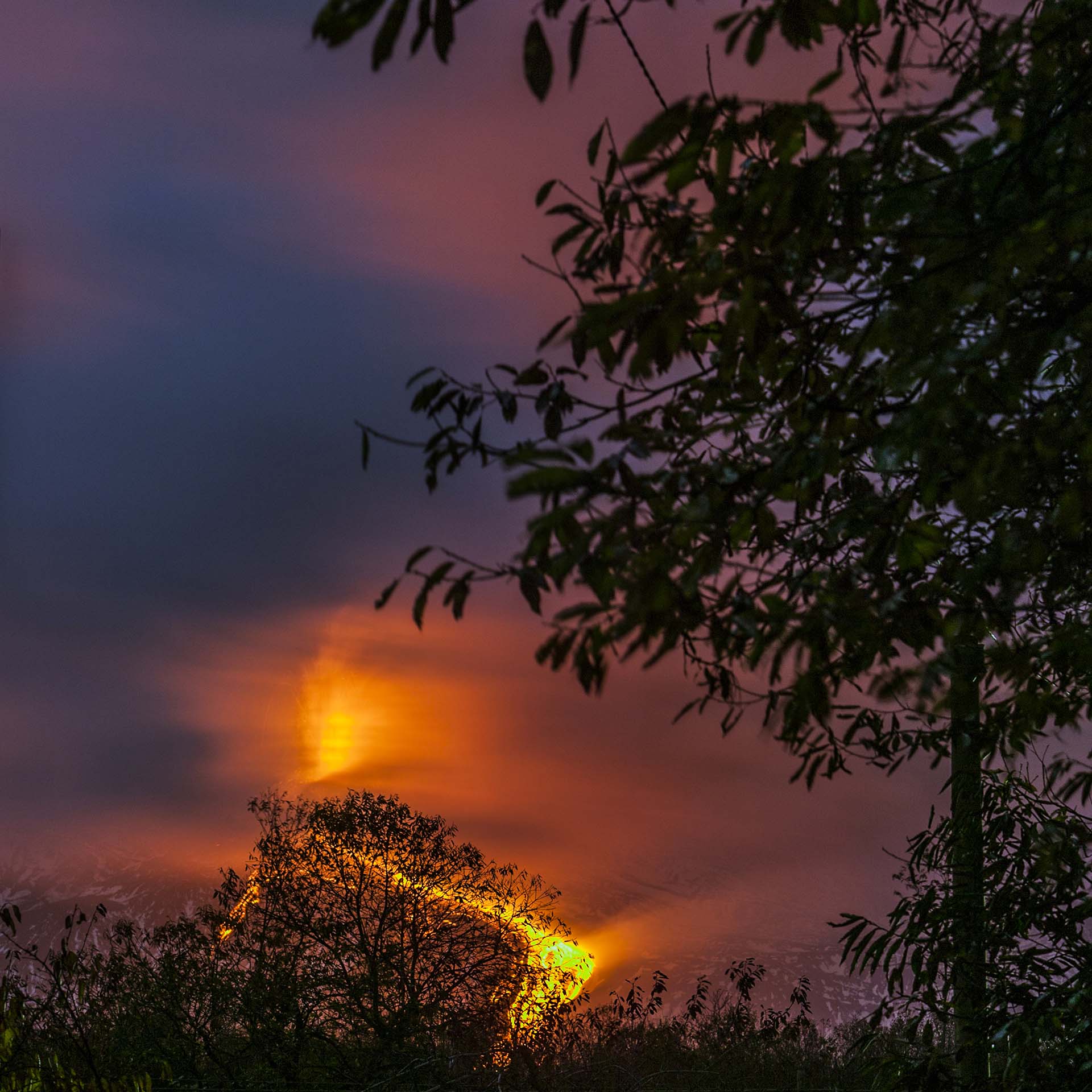 Etna, una lingua di fuoco dentro la Valle del Bove