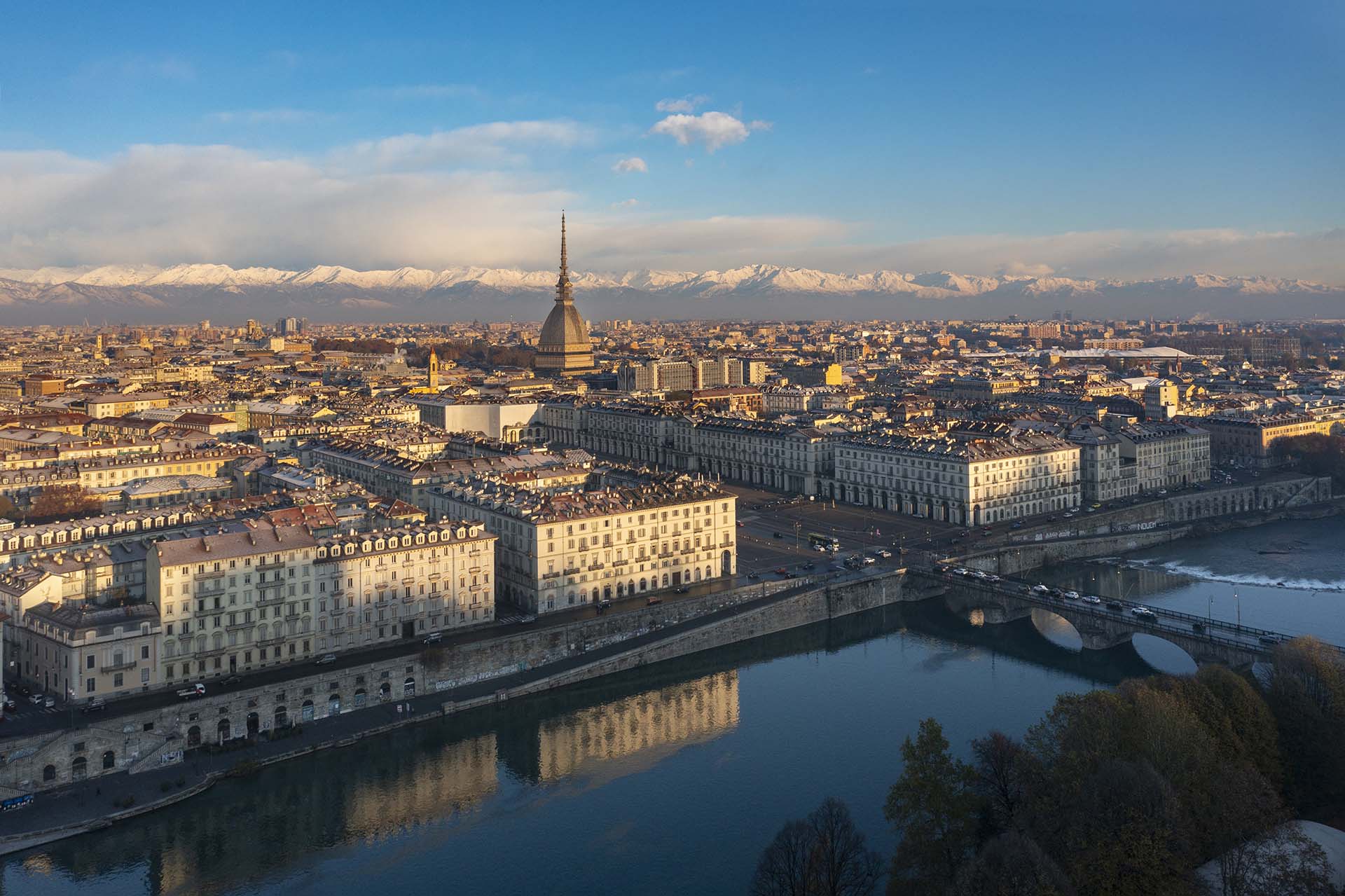 La città di Torino con il Po e l'arco alpino.