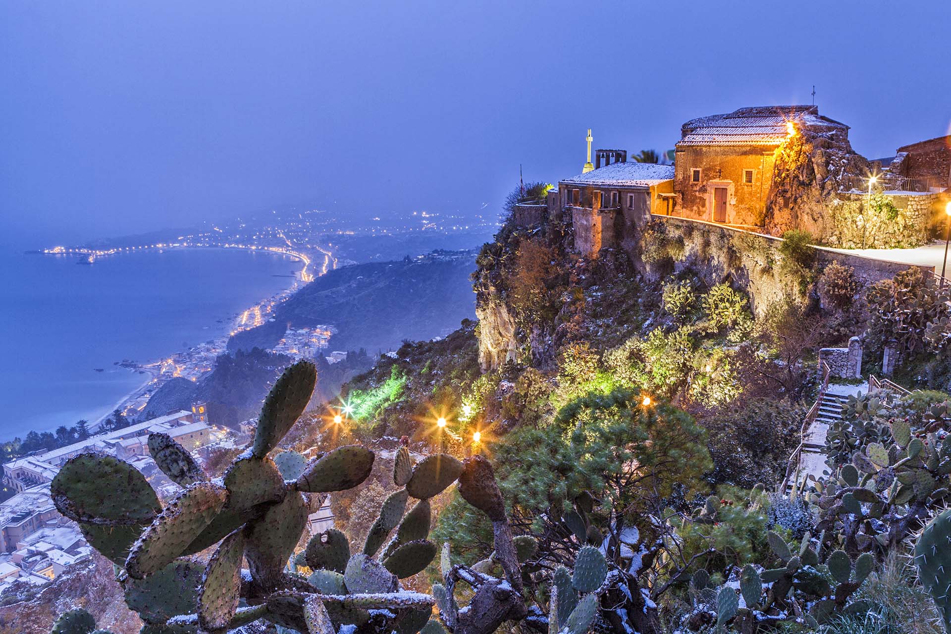 Taormina Chiesetta Madonna della Rocca e la costa di Giardini Naxos durante una nevicata