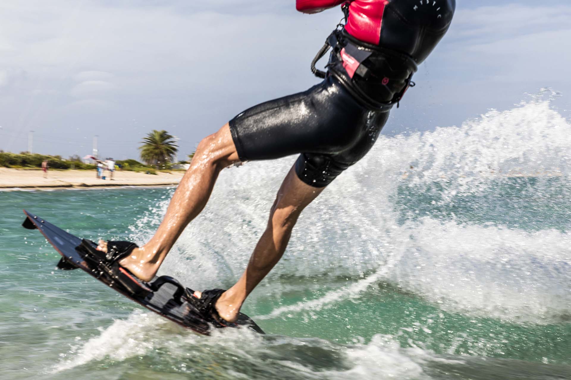 Siracusa, passaggio con il kitesurf a pelo d'acqua sulla costa della baia di Priolo