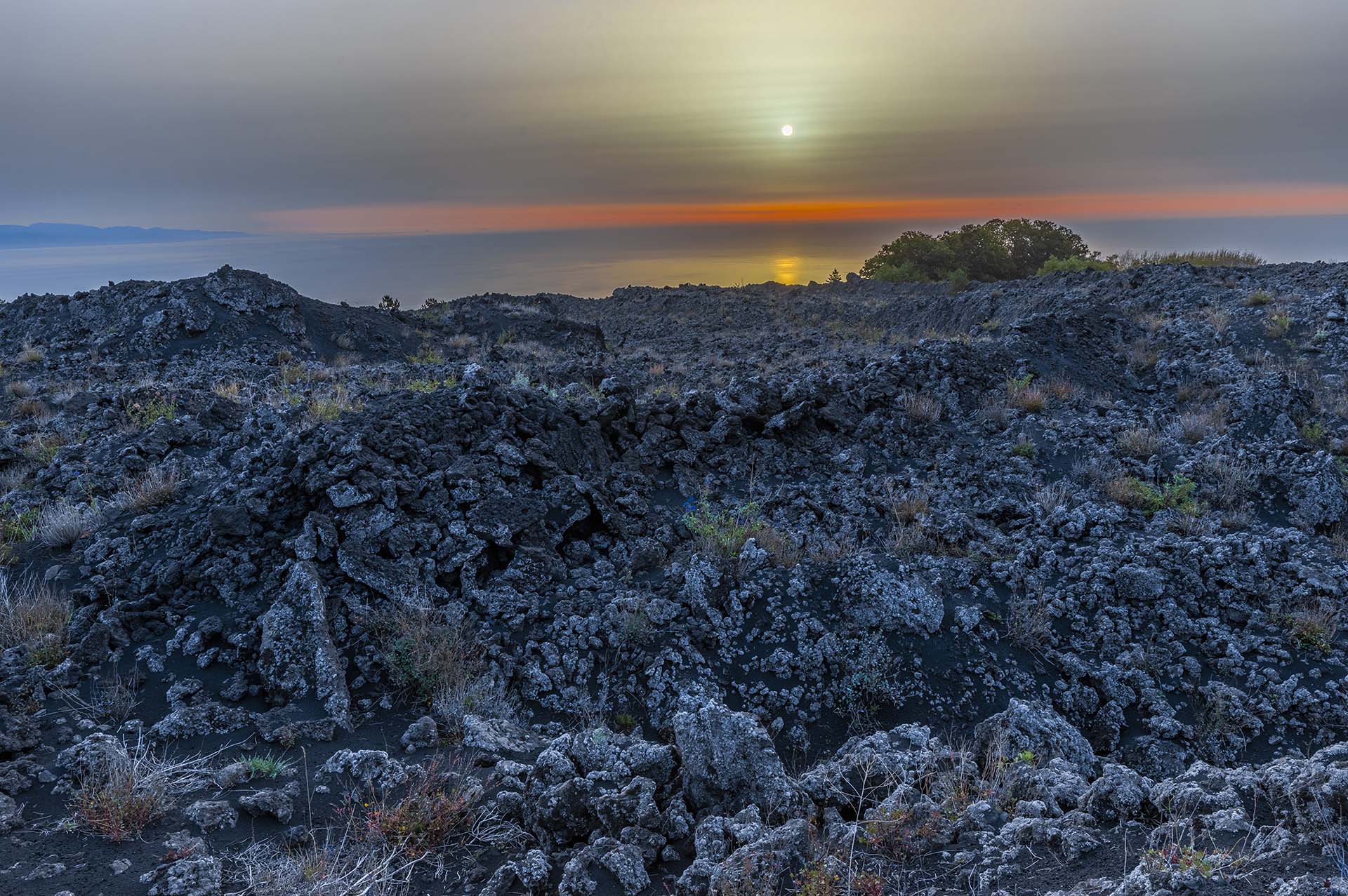 Etna versante est, colata lavica sul mare Ionio e la Calabria